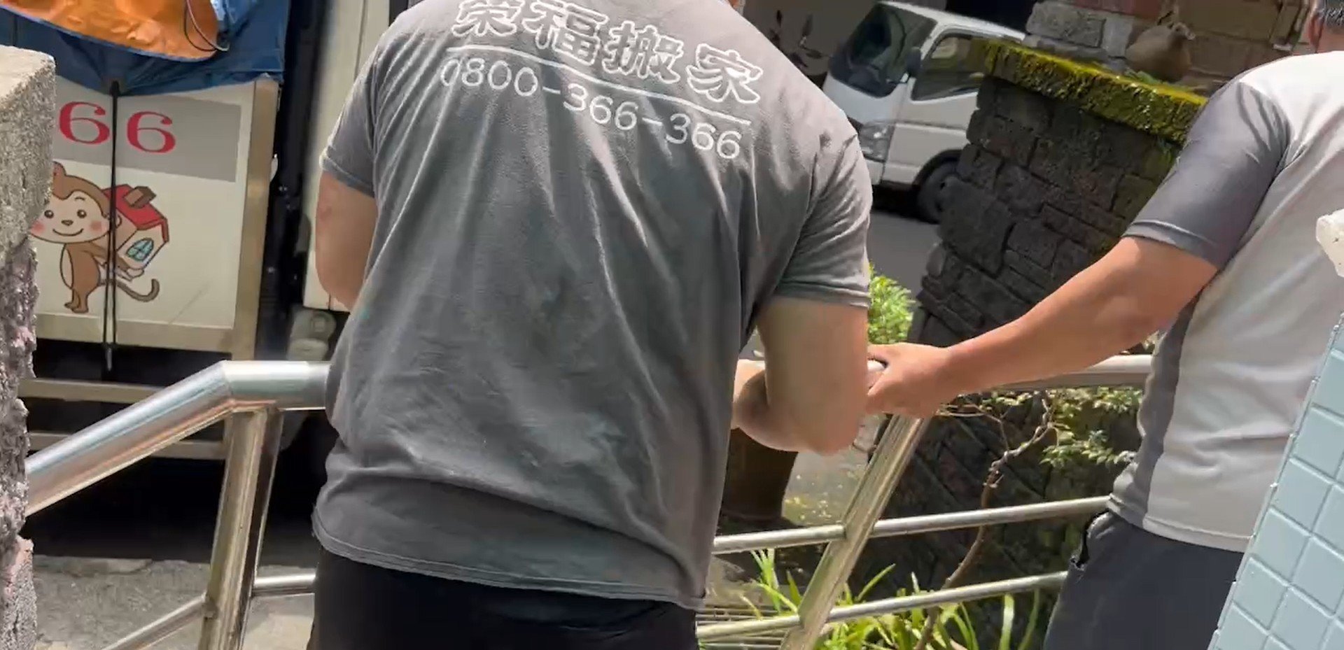 特殊搬運、搬重物【榮福搬家公司】單一家具搬運、原木桌、原木樹根茶桌、原木泡茶桌、實木桌、實木泡茶桌、專業搬運、進口原木餐桌、500公斤原木桌搬運、跨縣市搬家、搬工計時、人力搬運、搬家首選、吊掛搬運、特殊重物搬運、專搬重物、搬重物技巧、新北搬家公司推薦、搬家車、搬家公司、基隆搬家、南港搬家、桃園搬家公司推薦、台北搬家公司推薦:大台北搬家,精緻包裝搬運「細膩包裝、專業搬運、用心服務、以客為尊」是榮福搬家公司的宗旨與精神。歡迎立即來電02-2651-2727專人服務。 特殊搬運、搬重物【榮福搬家公司】單一家具搬運、原木桌、原木樹根茶桌、原木泡茶桌、實木桌、實木泡茶桌、專業搬運、進口原木餐桌、500公斤原木桌搬運、跨縣市搬家、搬工計時、人力搬運、搬家首選、吊掛搬運、特殊重物搬運、專搬重物、搬重物技巧、新北搬家公司推薦、搬家車、搬家公司、基隆搬家、南港搬家、桃園搬家公司推薦、台北搬家公司推薦:大台北搬家,精緻包裝搬運「細膩包裝、專業搬運、用心服務、以客為尊」是榮福搬家公司的宗旨與精神。歡迎立即來電02-2651-2727專人服務。