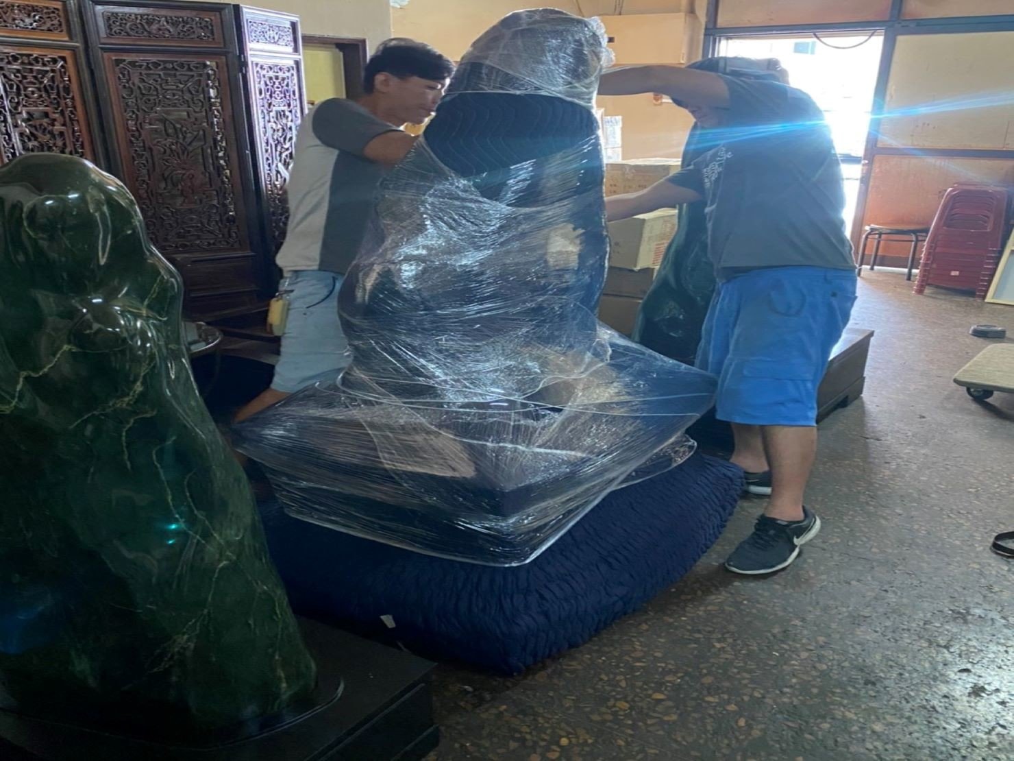台北搬家推薦【榮福搬家】搬玉石、搬特殊重物,值得您來選擇:木製底座-以專業用日式伸縮保護套包覆 台北搬家推薦【榮福搬家】搬玉石、搬特殊重物,值得您來選擇:木製底座-以專業用日式伸縮保護套包覆