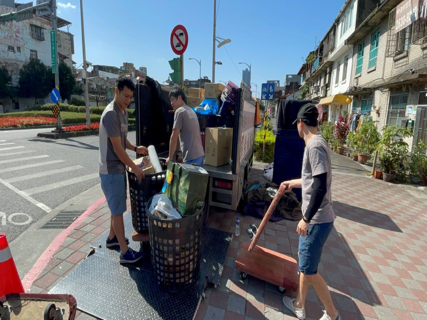 搬家公司推薦、新北搬家推薦【榮福搬家公司】南港搬家、桃園搬家公司推薦、台北搬家公司推薦、大型家具搬運、冰箱搬運、基隆搬家、搬家電、床墊搬運、神明桌搬運、搬公司行號、家庭搬家、搬鋼琴、搬工、搬運、搬家紙箱、跨縣市搬家、搬家車、搬家估價、搬家首選、搬家達人,針對顧客都秉持以用心實在專業搬家技巧,搬家實在用心值得您的信賴與選擇。優質搬家,包裝搬運「細膩包裝、專業搬運、用心服務、以客為尊」是榮福搬家公司的宗旨與精神。歡迎立即來電02-2651-2727專人服務。系統式家具拆裝找專業的榮福搬家就對了。 搬家公司推薦、新北搬家推薦【榮福搬家公司】南港搬家、桃園搬家公司推薦、台北搬家公司推薦、大型家具搬運、冰箱搬運、基隆搬家、搬家電、床墊搬運、神明桌搬運、搬公司行號、家庭搬家、搬鋼琴、搬工、搬運、搬家紙箱、跨縣市搬家、搬家車、搬家估價、搬家首選、搬家達人,針對顧客都秉持以用心實在專業搬家技巧,搬家實在用心值得您的信賴與選擇。優質搬家,包裝搬運「細膩包裝、專業搬運、用心服務、以客為尊」是榮福搬家公司的宗旨與精神。歡迎立即來電02-2651-2727專人服務。系統式家具拆裝找專業的榮福搬家就對了。