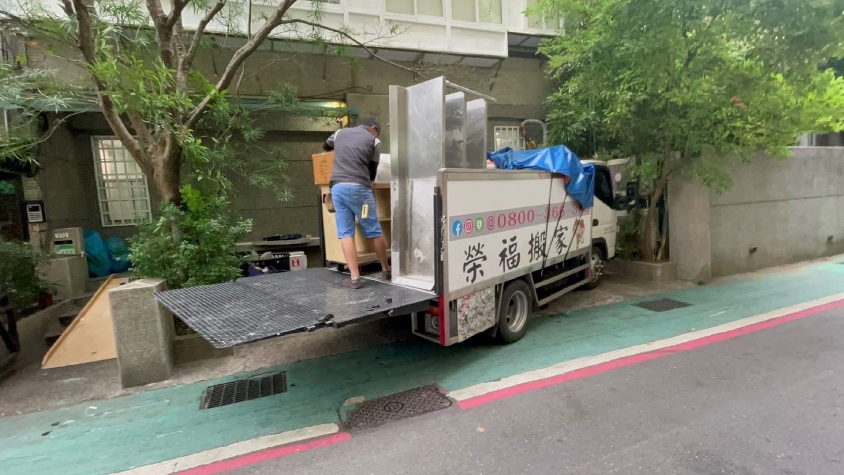 【榮福搬家】烘焙店面搬遷、甜點店面搬遷、麵包店搬遷、店面搬遷暫放倉儲、餐飲設備暫放倉儲、訂製餐桌椅精緻包裝、營業用攪拌機搬運、營業用冰箱精緻包裝、營業用烤箱搬遷、麵包切割機、營業用冰箱搬遷、工作檯包裝,工作桌,台北搬家公司推薦:大台北搬家,精緻包裝搬運「細膩包裝、專業搬運、用心服務、以客為尊」是榮福搬家公司的宗旨與精神。歡迎立即來電02-2651-2727專人服務。 【榮福搬家】烘焙店面搬遷、甜點店面搬遷、麵包店搬遷、店面搬遷暫放倉儲、餐飲設備暫放倉儲、訂製餐桌椅精緻包裝、營業用攪拌機搬運、營業用冰箱精緻包裝、營業用烤箱搬遷、麵包切割機、營業用冰箱搬遷、工作檯包裝,工作桌,台北搬家公司推薦:大台北搬家,精緻包裝搬運「細膩包裝、專業搬運、用心服務、以客為尊」是榮福搬家公司的宗旨與精神。歡迎立即來電02-2651-2727專人服務。