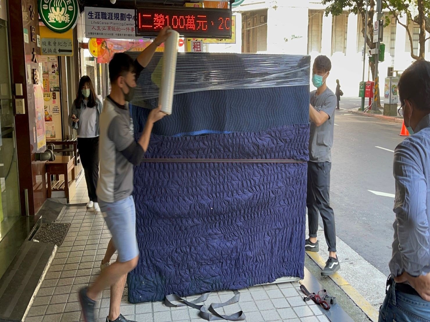 搬重物、重物搬運【榮福搬家公司】石墩搬運、搬石椅、搬石頭桌、搬洗衣機、搬披薩窯、精搬金庫、搬保險櫃、精搬魚缸、精搬鋼琴、跨縣搬家、搬工派遣、搬運、床墊搬運、冰箱搬運、搬營業用冰箱、鋼琴搬運、超低溫冷凍櫃搬運、滾筒洗衣機搬運、搬醫療床、搬電動床、搬家具、搬家首選、吊掛搬運、吊家具搬運、特殊重物搬運、專搬重物、重物搬運器、單一重物搬運、新北搬家推薦、搬家公司、基隆搬家、南港搬家、桃園搬家公司、台北搬家公司推薦:大台北搬家,精緻包裝搬運「細膩包裝、專業搬運、用心服務、以客為尊」是榮福搬家公司的宗旨與精神。歡迎立即來電02-2651-2727專人服務。 搬重物、重物搬運【榮福搬家公司】石墩搬運、搬石椅、搬石頭桌、搬洗衣機、搬披薩窯、精搬金庫、搬保險櫃、精搬魚缸、精搬鋼琴、跨縣搬家、搬工派遣、搬運、床墊搬運、冰箱搬運、搬營業用冰箱、鋼琴搬運、超低溫冷凍櫃搬運、滾筒洗衣機搬運、搬醫療床、搬電動床、搬家具、搬家首選、吊掛搬運、吊家具搬運、特殊重物搬運、專搬重物、重物搬運器、單一重物搬運、新北搬家推薦、搬家公司、基隆搬家、南港搬家、桃園搬家公司、台北搬家公司推薦:大台北搬家,精緻包裝搬運「細膩包裝、專業搬運、用心服務、以客為尊」是榮福搬家公司的宗旨與精神。歡迎立即來電02-2651-2727專人服務。