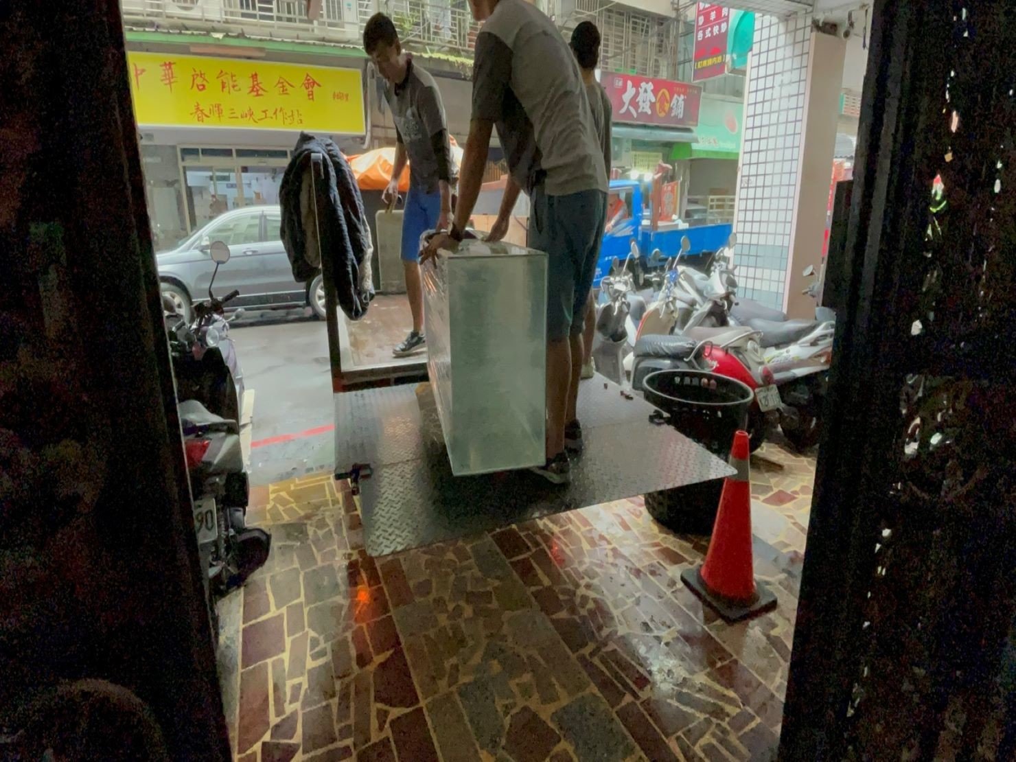 搬家公司推薦、新北搬家推薦【榮福搬家公司】南港搬家、精搬魚缸、桃園搬家公司推薦、台北搬家公司推薦、廢棄家具處理、廢棄家具清運、家庭廢棄物清運、清運、搬家、家具垃圾清運、搬家具、冰箱搬運、基隆搬家、搬洗衣機、搬家電、床墊搬運、搬保險櫃、搬金庫、搬公司行號、跨縣市搬家、搬沙發、家庭搬家、搬家首選、搬鋼琴、搬工、搬運、搬家紙箱,針對顧客都秉持以用心實在專業搬家技巧,搬家實在用心值得您的信賴與選擇。歡迎來電咨詢02-2651-2727,榮福搬家有專員立即為您服務。 搬家公司推薦、新北搬家推薦【榮福搬家公司】南港搬家、精搬魚缸、桃園搬家公司推薦、台北搬家公司推薦、廢棄家具處理、廢棄家具清運、家庭廢棄物清運、清運、搬家、家具垃圾清運、搬家具、冰箱搬運、基隆搬家、搬洗衣機、搬家電、床墊搬運、搬保險櫃、搬金庫、搬公司行號、跨縣市搬家、搬沙發、家庭搬家、搬家首選、搬鋼琴、搬工、搬運、搬家紙箱,針對顧客都秉持以用心實在專業搬家技巧,搬家實在用心值得您的信賴與選擇。歡迎來電咨詢02-2651-2727,榮福搬家有專員立即為您服務。