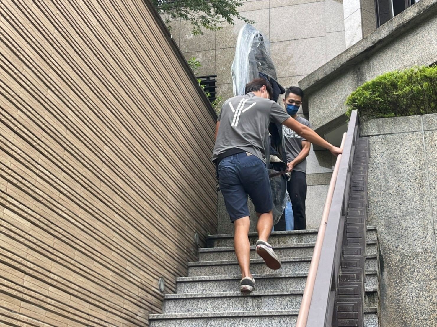 台北搬家吊掛搬運∣南港搬家吊掛搬運∣新北搬家吊掛搬運∣雙北搬家吊掛搬運∣汐止搬家吊掛搬運∣五股搬家吊掛搬運∣中永和搬家吊掛搬運∣板橋搬家吊掛搬運∣桃園搬家吊掛搬運推薦【榮福搬家】屬專業搬家細膩運唯一首選,累積20年各式各樣特殊重物的搬運經驗,專業敏捷快速完成您的各項搬運任務。榮福搬家具備精緻包裝搬運「細膩包裝、專業搬運、用心服務、以客為尊」是榮福搬家公司的宗旨與精神。歡迎立即來電02-2651-2727專人服務。 台北搬家吊掛搬運∣南港搬家吊掛搬運∣新北搬家吊掛搬運∣雙北搬家吊掛搬運∣汐止搬家吊掛搬運∣五股搬家吊掛搬運∣中永和搬家吊掛搬運∣板橋搬家吊掛搬運∣桃園搬家吊掛搬運推薦【榮福搬家】屬專業搬家細膩運唯一首選,累積20年各式各樣特殊重物的搬運經驗,專業敏捷快速完成您的各項搬運任務。榮福搬家具備精緻包裝搬運「細膩包裝、專業搬運、用心服務、以客為尊」是榮福搬家公司的宗旨與精神。歡迎立即來電02-2651-2727專人服務。