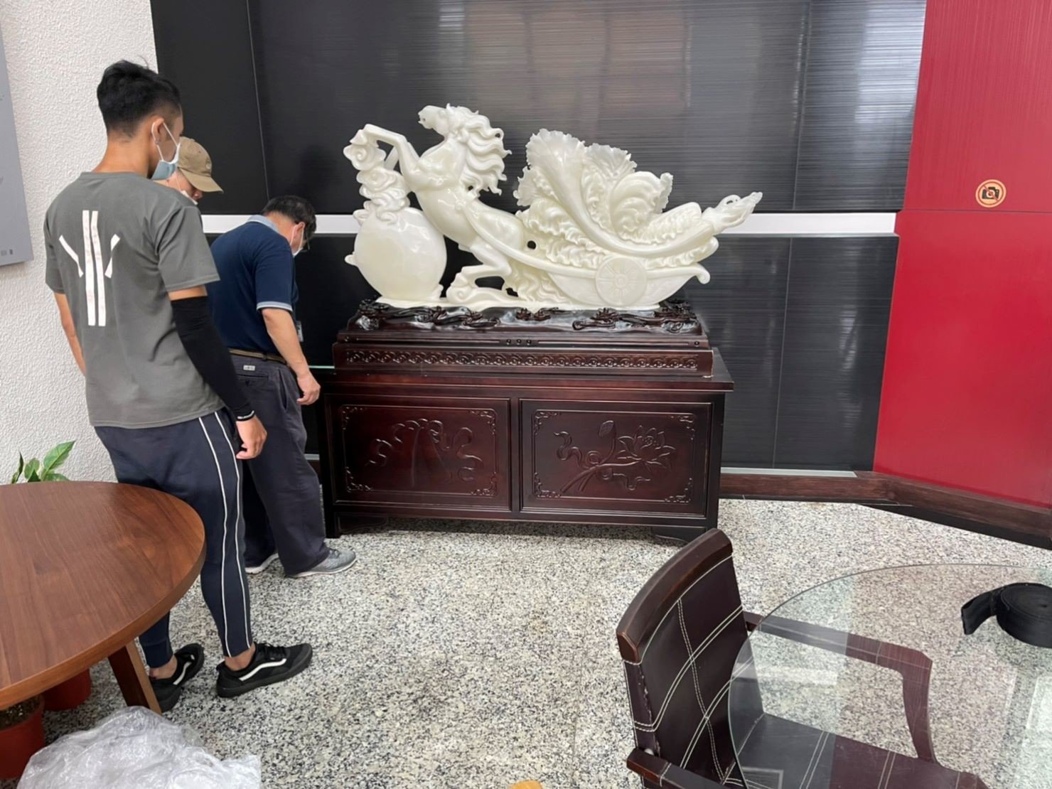 搬家首選【榮福搬家公司】木雕刻品、木雕神像、木雕刻藝術品、玉雕藝術品、近百萬大型玉雕物件、藝術品店搬運、大型玉雕馬、跨縣市搬家、搬工計時、搬家具、搬家首選、特殊重物搬運、用心防護、精緻包裝、搬重物技巧、新北搬家公司推薦、搬家車、搬家公司、基隆搬家、南港搬家、桃園搬家公司推薦、台北搬家公司推薦:大台北搬家,精緻包裝搬運「細膩包裝、專業搬運、用心服務、以客為尊」是榮福搬家公司的宗旨與精神。歡迎立即來電02-2651-2727專人服務。 搬家首選【榮福搬家公司】木雕刻品、木雕神像、木雕刻藝術品、玉雕藝術品、近百萬大型玉雕物件、藝術品店搬運、大型玉雕馬、跨縣市搬家、搬工計時、搬家具、搬家首選、特殊重物搬運、用心防護、精緻包裝、搬重物技巧、新北搬家公司推薦、搬家車、搬家公司、基隆搬家、南港搬家、桃園搬家公司推薦、台北搬家公司推薦:大台北搬家,精緻包裝搬運「細膩包裝、專業搬運、用心服務、以客為尊」是榮福搬家公司的宗旨與精神。歡迎立即來電02-2651-2727專人服務。