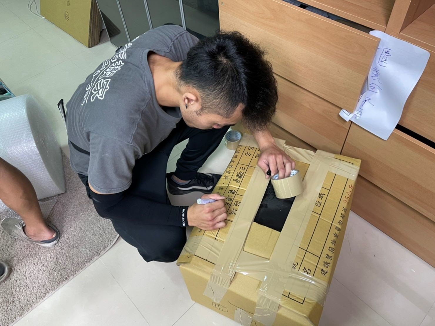 專搬重物、搬家公司推薦、新北搬家公司推薦【榮福搬家公司】基隆搬家、南港搬家、桃園搬家公司推薦、家庭搬家、精緻搬家、精緻包裝、打包裝箱、跨縣市搬家、搬工計時、人工搬運、床墊搬運、冰箱搬運、搬家具、搬家首選、吊掛搬運、吊家具搬運、搬家紙箱、氣泡捲、膠膜、黃色透明膠帶、大型家具搬運、搬木製家具、搬大理石桌、台北搬家公司推薦:大台北搬家,精緻包裝搬運「細膩包裝、專業搬運、用心服務、以客為尊」是榮福搬家公司的宗旨與精神。歡迎立即來電02-2651-2727專人服務。 專搬重物、搬家公司推薦、新北搬家公司推薦【榮福搬家公司】基隆搬家、南港搬家、桃園搬家公司推薦、家庭搬家、精緻搬家、精緻包裝、打包裝箱、跨縣市搬家、搬工計時、人工搬運、床墊搬運、冰箱搬運、搬家具、搬家首選、吊掛搬運、吊家具搬運、搬家紙箱、氣泡捲、膠膜、黃色透明膠帶、大型家具搬運、搬木製家具、搬大理石桌、台北搬家公司推薦:大台北搬家,精緻包裝搬運「細膩包裝、專業搬運、用心服務、以客為尊」是榮福搬家公司的宗旨與精神。歡迎立即來電02-2651-2727專人服務。
