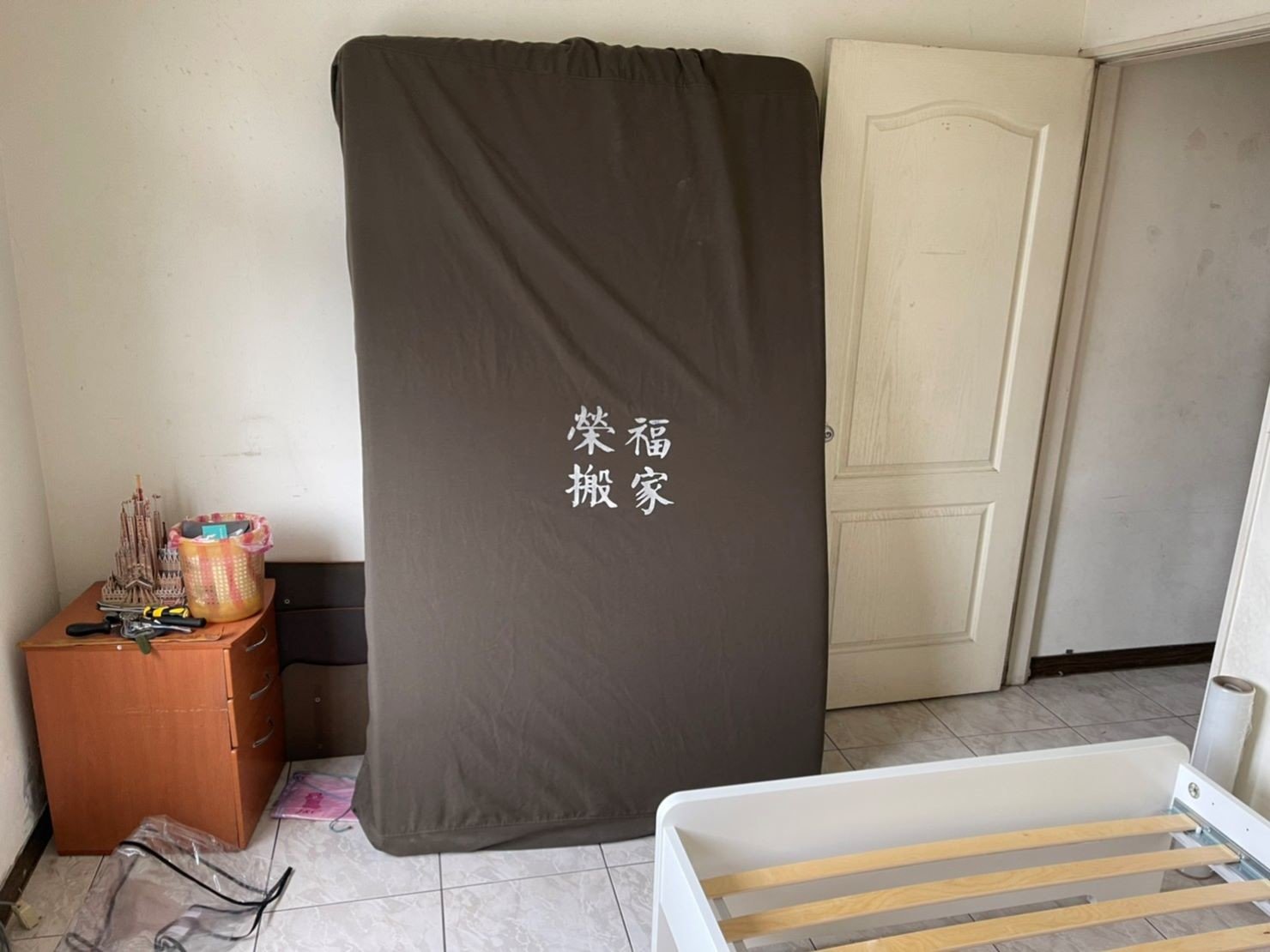 搬家公司推薦、新北搬家推薦【榮福搬家公司】南港搬家、桃園搬家公司推薦、台北搬家公司推薦、搬家具、冰箱搬運、基隆搬家、搬家電、床墊搬運、搬公司行號、家庭搬家、搬鋼琴、搬工、搬運、搬家、搬家首選、搬家達人、搬家紙箱、搬冰箱、搬床墊、鋼琴搬運、跨縣市搬家、家具搬運,針對顧客都秉持以用心實在專業搬家技巧,搬家實在用心值得您的信賴與選擇。歡迎來電咨詢02-2651-2727,榮福搬家有專員立即為您服務。系統式家具拆裝找專業的榮福搬家就對了。 搬家公司推薦、新北搬家推薦【榮福搬家公司】南港搬家、桃園搬家公司推薦、台北搬家公司推薦、搬家具、冰箱搬運、基隆搬家、搬家電、床墊搬運、搬公司行號、家庭搬家、搬鋼琴、搬工、搬運、搬家、搬家首選、搬家達人、搬家紙箱、搬冰箱、搬床墊、鋼琴搬運、跨縣市搬家、家具搬運,針對顧客都秉持以用心實在專業搬家技巧,搬家實在用心值得您的信賴與選擇。歡迎來電咨詢02-2651-2727,榮福搬家有專員立即為您服務。系統式家具拆裝找專業的榮福搬家就對了。
