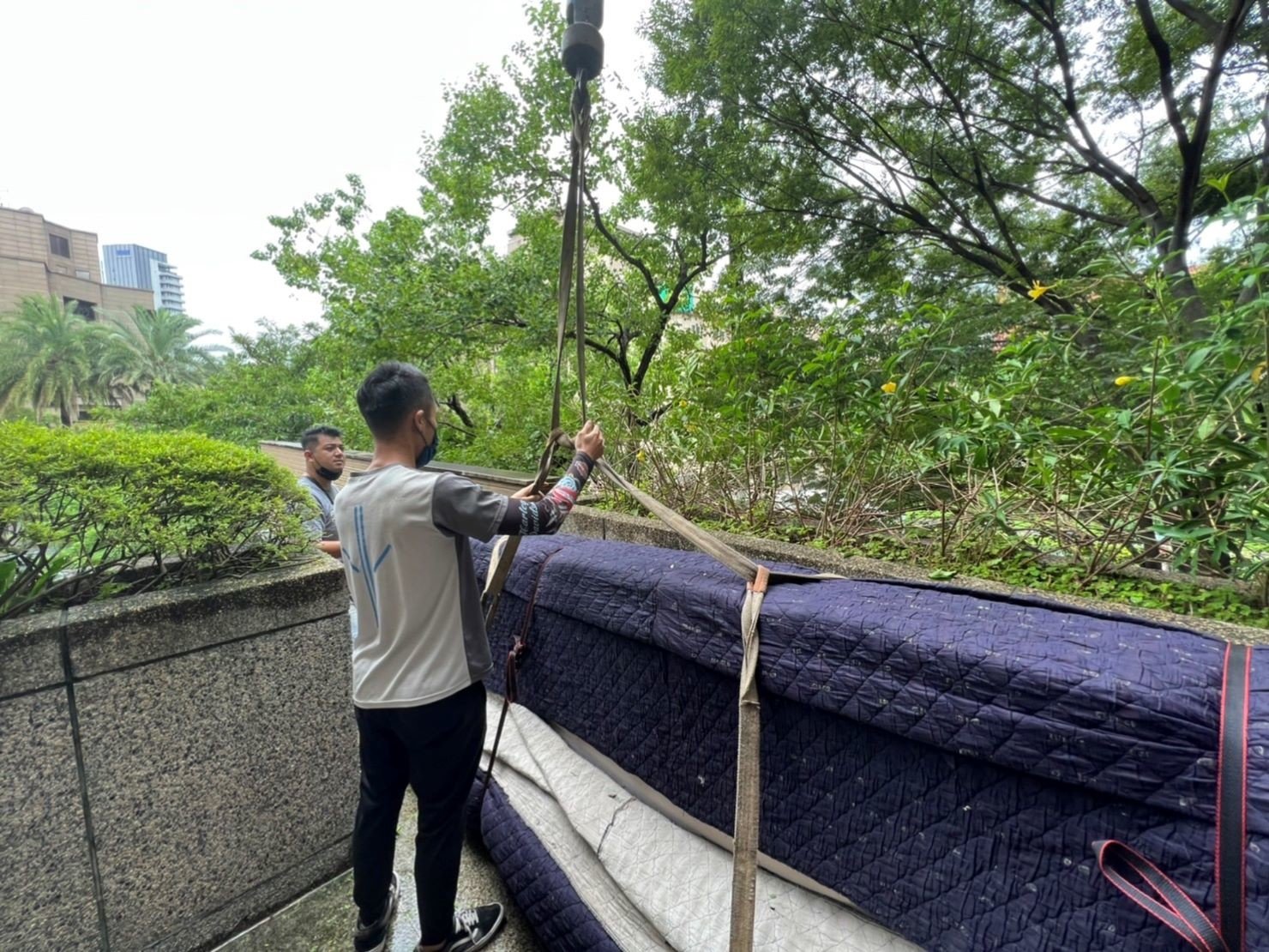台北搬家吊掛搬運∣南港搬家吊掛搬運∣新北搬家吊掛搬運∣雙北搬家吊掛搬運∣汐止搬家吊掛搬運∣五股搬家吊掛搬運∣中永和搬家吊掛搬運∣板橋搬家吊掛搬運∣桃園搬家吊掛搬運推薦【榮福搬家】屬專業搬家細膩運唯一首選,累積20年各式各樣特殊重物的搬運經驗,專業敏捷快速完成您的各項搬運任務。榮福搬家具備精緻包裝搬運「細膩包裝、專業搬運、用心服務、以客為尊」是榮福搬家公司的宗旨與精神。歡迎立即來電02-2651-2727專人服務。 台北搬家吊掛搬運∣南港搬家吊掛搬運∣新北搬家吊掛搬運∣雙北搬家吊掛搬運∣汐止搬家吊掛搬運∣五股搬家吊掛搬運∣中永和搬家吊掛搬運∣板橋搬家吊掛搬運∣桃園搬家吊掛搬運推薦【榮福搬家】屬專業搬家細膩運唯一首選,累積20年各式各樣特殊重物的搬運經驗,專業敏捷快速完成您的各項搬運任務。榮福搬家具備精緻包裝搬運「細膩包裝、專業搬運、用心服務、以客為尊」是榮福搬家公司的宗旨與精神。歡迎立即來電02-2651-2727專人服務。