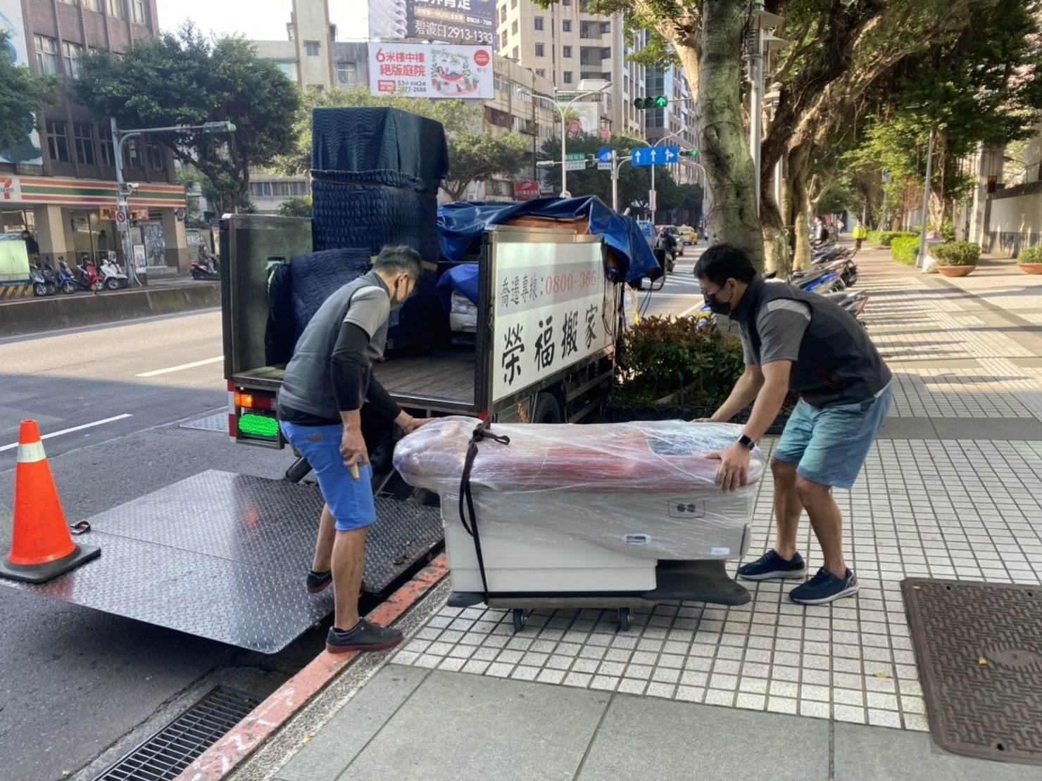 搬重物【榮福搬家公司】石墩搬運、診療椅搬運、搬電動醫療床、搬洗衣機、搬披薩窯、精搬金庫、搬保險櫃、精搬魚缸、精搬鋼琴、跨縣市搬家、搬工派遣、搬運、床墊搬運、冰箱搬運、大型家具搬運、搬家首選、吊掛搬運、吊家具搬運、特殊重物搬運、專搬重物、單件家具運送、單一物件搬運、新北搬家推薦、搬家公司、基隆搬家、南港搬家、桃園搬家公司、台北搬家公司推薦:大台北搬家,精緻包裝搬運「細膩包裝、專業搬運、用心服務、以客為尊」是榮福搬家公司的宗旨與精神。歡迎立即來電02-2651-2727專人服務。 搬重物【榮福搬家公司】石墩搬運、診療椅搬運、搬電動醫療床、搬洗衣機、搬披薩窯、精搬金庫、搬保險櫃、精搬魚缸、精搬鋼琴、跨縣市搬家、搬工派遣、搬運、床墊搬運、冰箱搬運、大型家具搬運、搬家首選、吊掛搬運、吊家具搬運、特殊重物搬運、專搬重物、單件家具運送、單一物件搬運、新北搬家推薦、搬家公司、基隆搬家、南港搬家、桃園搬家公司、台北搬家公司推薦:大台北搬家,精緻包裝搬運「細膩包裝、專業搬運、用心服務、以客為尊」是榮福搬家公司的宗旨與精神。歡迎立即來電02-2651-2727專人服務。