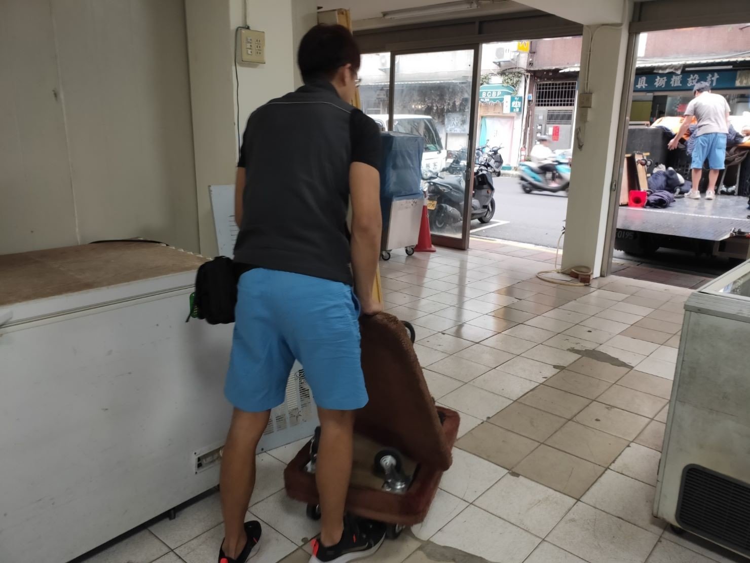 店面搬遷、重物搬運、搬生財器具、大型廚房設備搬運【榮福搬家公司】搬製冰機、搬臥式冰櫃、廠房遷移、中央廚房搬遷、搬洗衣機、搬披薩窯、精搬金庫、搬保險櫃、精搬魚缸、精搬鋼琴、廚具設備搬運、搬工計時、人力搬運、搬運、床墊搬運、搬營業用冰箱、冰箱搬運、搬家首選、吊掛搬運、搬公司行號、特殊重物搬運、專搬重物、新北搬家推薦、搬家公司、基隆搬家、南港搬家、桃園搬家公司、台北搬家公司推薦:大台北搬家,精緻包裝搬運「細膩包裝、專業搬運、用心服務、以客為尊」是榮福搬家公司的宗旨與精神。歡迎立即來電02-2651-2727專人服務。 店面搬遷、重物搬運、搬生財器具、大型廚房設備搬運【榮福搬家公司】搬製冰機、搬臥式冰櫃、廠房遷移、中央廚房搬遷、搬洗衣機、搬披薩窯、精搬金庫、搬保險櫃、精搬魚缸、精搬鋼琴、廚具設備搬運、搬工計時、人力搬運、搬運、床墊搬運、搬營業用冰箱、冰箱搬運、搬家首選、吊掛搬運、搬公司行號、特殊重物搬運、專搬重物、新北搬家推薦、搬家公司、基隆搬家、南港搬家、桃園搬家公司、台北搬家公司推薦:大台北搬家,精緻包裝搬運「細膩包裝、專業搬運、用心服務、以客為尊」是榮福搬家公司的宗旨與精神。歡迎立即來電02-2651-2727專人服務。