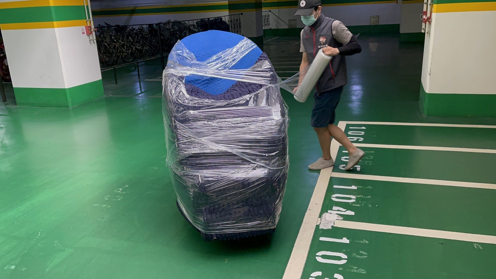 搬重物、重物搬運實錄【榮福搬家公司】搬按摩椅、搬電動床、搬醫療床、搬洗衣機、搬披薩窯、精搬金庫、搬保險櫃、精搬魚缸、精搬鋼琴、跨縣市搬家、搬工派遣、搬運、床墊搬運、冰箱搬運、搬家具、搬家首選、吊掛搬運、吊家具搬運、特殊重物搬運、專搬重物、新北搬家推薦、搬家公司、基隆搬家、南港搬家、桃園搬家公司、台北搬家公司推薦:大台北搬家,精緻包裝搬運「細膩包裝、專業搬運、用心服務、以客為尊」是榮福搬家公司的宗旨與精神。歡迎立即來電02-2651-2727專人服務。 搬重物、重物搬運實錄【榮福搬家公司】搬按摩椅、搬電動床、搬醫療床、搬洗衣機、搬披薩窯、精搬金庫、搬保險櫃、精搬魚缸、精搬鋼琴、跨縣市搬家、搬工派遣、搬運、床墊搬運、冰箱搬運、搬家具、搬家首選、吊掛搬運、吊家具搬運、特殊重物搬運、專搬重物、新北搬家推薦、搬家公司、基隆搬家、南港搬家、桃園搬家公司、台北搬家公司推薦:大台北搬家,精緻包裝搬運「細膩包裝、專業搬運、用心服務、以客為尊」是榮福搬家公司的宗旨與精神。歡迎立即來電02-2651-2727專人服務。