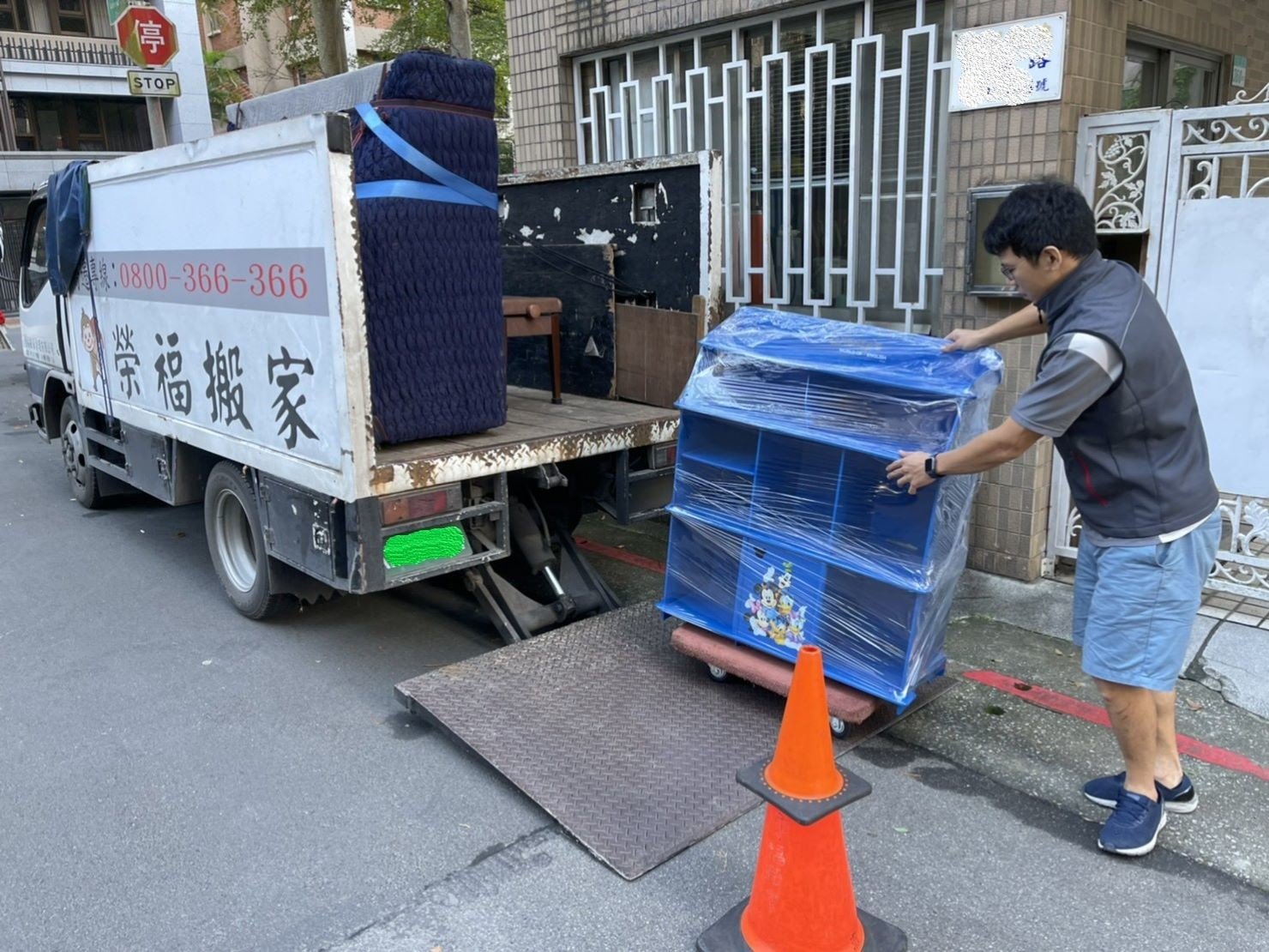 搬家公司推薦、新北搬家推薦【榮福搬家公司】南港搬家、桃園搬家公司推薦、台北搬家公司推薦、搬家具、冰箱搬運、基隆搬家、搬家電、床墊搬運、搬公司行號、家庭搬家、搬鋼琴、搬工、搬運、跨縣市搬家、搬床墊、精搬鋼琴、重物搬運、搬冰箱、搬家紙箱,針對顧客都秉持以用心實在專業搬家技巧,搬家實在用心值得您的信賴與選擇。歡迎來電咨詢02-2651-2727,榮福搬家有專員立即為您服務。 搬家公司推薦、新北搬家推薦【榮福搬家公司】南港搬家、桃園搬家公司推薦、台北搬家公司推薦、搬家具、冰箱搬運、基隆搬家、搬家電、床墊搬運、搬公司行號、家庭搬家、搬鋼琴、搬工、搬運、跨縣市搬家、搬床墊、精搬鋼琴、重物搬運、搬冰箱、搬家紙箱,針對顧客都秉持以用心實在專業搬家技巧,搬家實在用心值得您的信賴與選擇。歡迎來電咨詢02-2651-2727,榮福搬家有專員立即為您服務。
