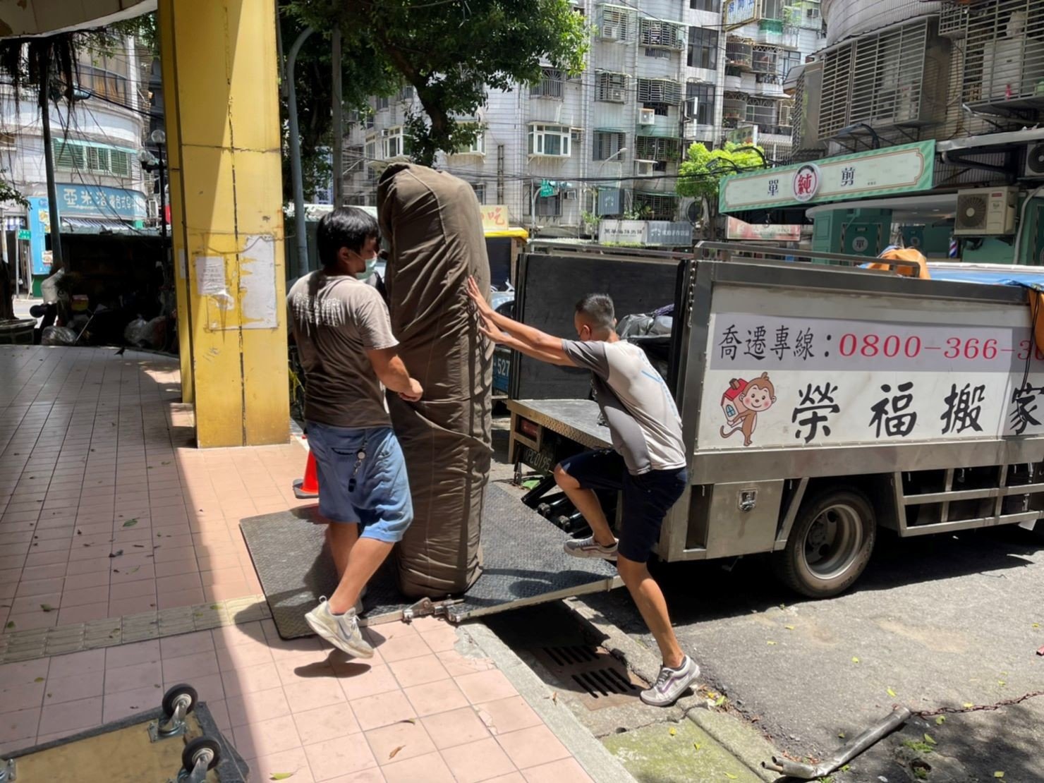 搬家公司推薦、新北搬家推薦【榮福搬家公司】南港搬家、桃園搬家公司推薦、台北搬家公司推薦、搬家具、冰箱搬運、基隆搬家、搬家電、床墊搬運、倉儲搬運、沙發搬運、搬茶几、床組拆裝、衣櫃拆裝、衣櫃搬運、洗衣機搬運、搬運餐桌、搬按摩椅、單件家具運送、跨縣市搬家、吊車搬家、吊車搬運、吊掛家具搬運、無痛搬家、大型家具搬運、家庭搬家、搬鋼琴、搬工計時、搬工服務、人力搬運、搬運、搬家紙箱,針對顧客都秉持以用心實在專業搬家技巧,搬家實在用心值得您的信賴與選擇。歡迎來電咨詢02-2651-2727,榮福搬家有專員立即為您服務。 搬家公司推薦、新北搬家推薦【榮福搬家公司】南港搬家、桃園搬家公司推薦、台北搬家公司推薦、搬家具、冰箱搬運、基隆搬家、搬家電、床墊搬運、倉儲搬運、沙發搬運、搬茶几、床組拆裝、衣櫃拆裝、衣櫃搬運、洗衣機搬運、搬運餐桌、搬按摩椅、單件家具運送、跨縣市搬家、吊車搬家、吊車搬運、吊掛家具搬運、無痛搬家、大型家具搬運、家庭搬家、搬鋼琴、搬工計時、搬工服務、人力搬運、搬運、搬家紙箱,針對顧客都秉持以用心實在專業搬家技巧,搬家實在用心值得您的信賴與選擇。歡迎來電咨詢02-2651-2727,榮福搬家有專員立即為您服務。