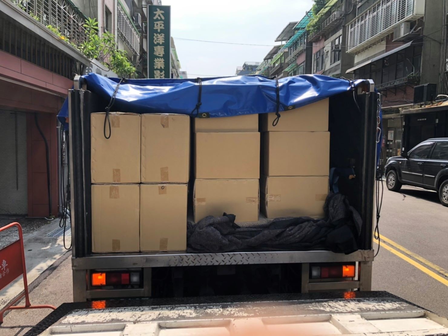 台北搬家公司推薦【榮福搬家】搬家 公司推薦優質搬家服務,值得您來選擇:物件堆疊高度與貨車車頭齊平 台北搬家公司推薦【榮福搬家】搬家 公司推薦優質搬家服務,值得您來選擇:物件堆疊高度與貨車車頭齊平