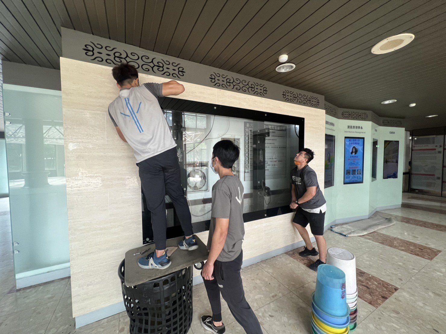 校園內電子布告欄搬運、展場電子布告欄搬運、會場電子布告欄搬運、百貨電子布告欄搬運、100吋電視專業搬運、100吋以上螢幕顯示器搬運、搬運單一展演電視架、演唱會電子布告欄搬運、音樂會電子布套欄搬運、藝術展演電子顯示器搬運【榮福搬家公司】記者會電視架、婚宴電視架、會議簡報電視架、展覽電視架、電視廣告看板、移動式電子 螢幕搬運、搬工計時、搬家具、搬家首選、新北搬家公司推薦、搬家車、搬家公司、基隆搬家、南港搬家、桃園搬家公司推薦、台北搬家公司推薦:大台北搬家,精緻包裝搬運「細膩包裝、專業搬運、用心服務、以客為尊」是榮福搬家公司的宗旨與精神。歡迎立即來電02-2651-2727專人服務。 校園內電子布告欄搬運、展場電子布告欄搬運、會場電子布告欄搬運、百貨電子布告欄搬運、100吋電視專業搬運、100吋以上螢幕顯示器搬運、搬運單一展演電視架、演唱會電子布告欄搬運、音樂會電子布套欄搬運、藝術展演電子顯示器搬運【榮福搬家公司】記者會電視架、婚宴電視架、會議簡報電視架、展覽電視架、電視廣告看板、移動式電子 螢幕搬運、搬工計時、搬家具、搬家首選、新北搬家公司推薦、搬家車、搬家公司、基隆搬家、南港搬家、桃園搬家公司推薦、台北搬家公司推薦:大台北搬家,精緻包裝搬運「細膩包裝、專業搬運、用心服務、以客為尊」是榮福搬家公司的宗旨與精神。歡迎立即來電02-2651-2727專人服務。