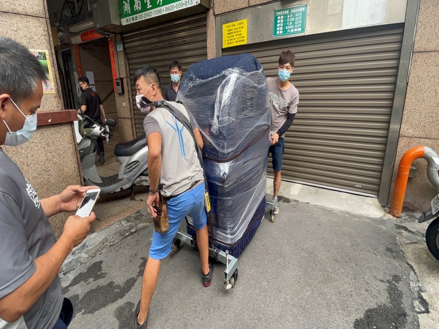 特殊搬運、搬重物【榮福搬家】醫療器材、醫療設備搬運、斷層掃苗儀器搬運、搬單一物件、南港搬家、桃園搬家公司推薦、新北搬家公司推薦、可配合醫院搬運、生技科學儀器搬運、海關箱待拆、醫療儀器專業搬運、廠房遷移、公司行號搬、專搬重物、搬工服務、人力搬運,針對顧客都秉持以用心實在專業搬家技巧,搬家實在用心值得您的信賴與選擇。歡迎來電咨詢02-2651-2727,榮福搬家有專員立即為您服務。 特殊搬運、搬重物【榮福搬家】醫療器材、醫療設備搬運、斷層掃苗儀器搬運、搬單一物件、南港搬家、桃園搬家公司推薦、新北搬家公司推薦、可配合醫院搬運、生技科學儀器搬運、海關箱待拆、醫療儀器專業搬運、廠房遷移、公司行號搬、專搬重物、搬工服務、人力搬運,針對顧客都秉持以用心實在專業搬家技巧,搬家實在用心值得您的信賴與選擇。歡迎來電咨詢02-2651-2727,榮福搬家有專員立即為您服務。