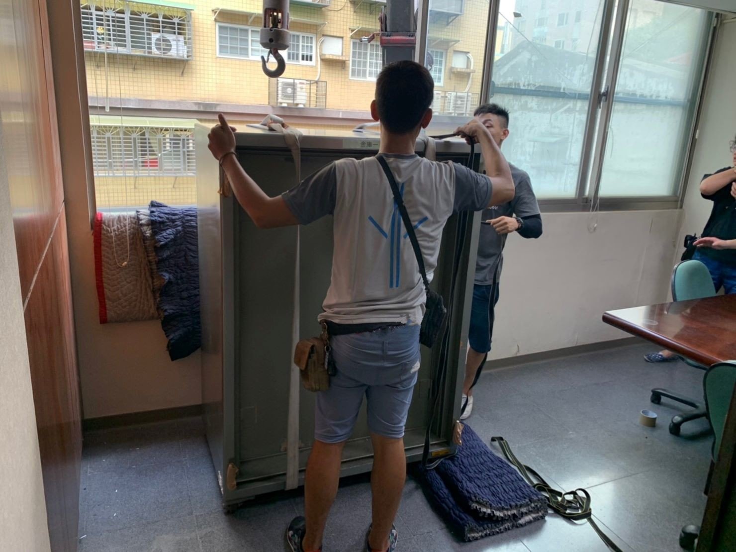 【榮福搬家公司】搬家首選、台北搬家公司推薦:重物搬運服務重達600公斤以上的金庫搬運、保險櫃吊掛搬運,包裝搬運「細膩包裝、專業搬運、用心服務、以客為尊」是榮福搬家公司的宗旨與精神。歡迎立即來電02-2651-2727專人服務。 【榮福搬家公司】搬家首選、台北搬家公司推薦:重物搬運服務重達600公斤以上的金庫搬運、保險櫃吊掛搬運,包裝搬運「細膩包裝、專業搬運、用心服務、以客為尊」是榮福搬家公司的宗旨與精神。歡迎立即來電02-2651-2727專人服務。
