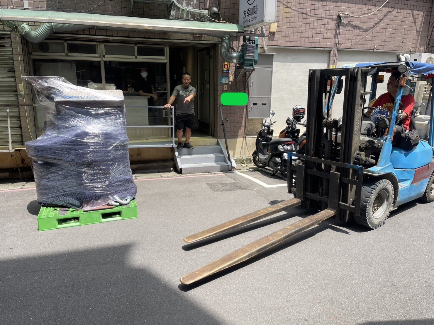 咖啡廠房商用烘豆機搬運、個人工作室烘豆機搬運、搬特殊重物商用烘豆機【榮福搬家】搬特殊重物落地型烘豆機、搬桌上型烘豆機、搬咖啡烘配去石機、搬咖啡烘焙剔石機、搬咖啡豆風選機、搬咖啡豆檢石機、搬咖啡豆選石機、營業用攪拌機搬運、營業用冰箱精緻包裝、營業用烤箱搬遷、麵包切割機、營業用冰箱搬遷、工作檯包裝,工作桌,台北搬家公司推薦:大台北搬家,精緻包裝搬運「細膩包裝、專業搬運、用心服務、以客為尊」是榮福搬家公司的宗旨與精神。歡迎立即來電02-2651-2727專人服務。 咖啡廠房商用烘豆機搬運、個人工作室烘豆機搬運、搬特殊重物商用烘豆機【榮福搬家】搬特殊重物落地型烘豆機、搬桌上型烘豆機、搬咖啡烘配去石機、搬咖啡烘焙剔石機、搬咖啡豆風選機、搬咖啡豆檢石機、搬咖啡豆選石機、營業用攪拌機搬運、營業用冰箱精緻包裝、營業用烤箱搬遷、麵包切割機、營業用冰箱搬遷、工作檯包裝,工作桌,台北搬家公司推薦:大台北搬家,精緻包裝搬運「細膩包裝、專業搬運、用心服務、以客為尊」是榮福搬家公司的宗旨與精神。歡迎立即來電02-2651-2727專人服務。