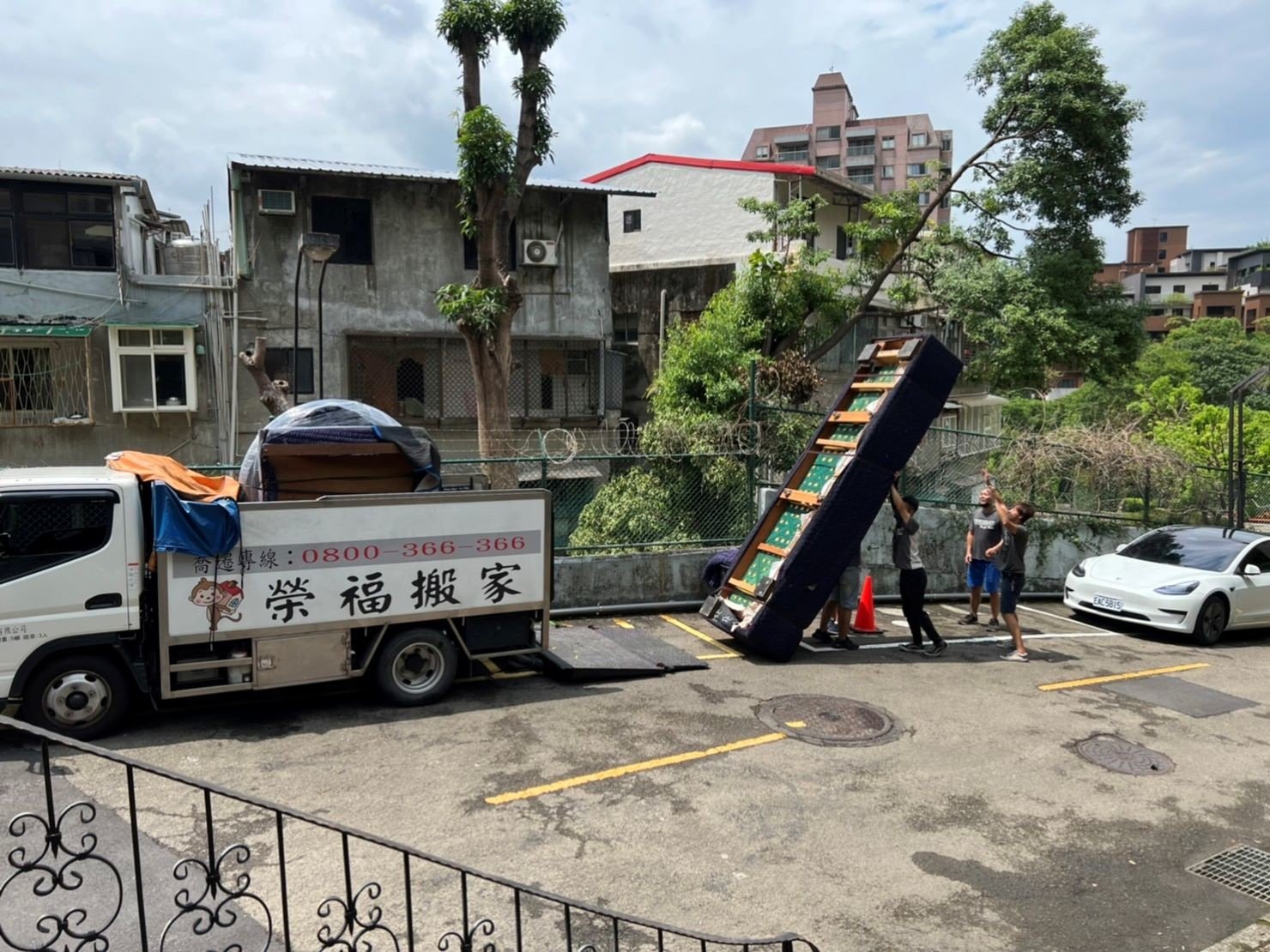 台北搬家吊掛搬運∣南港搬家吊掛搬運∣新北搬家吊掛搬運∣雙北搬家吊掛搬運∣汐止搬家吊掛搬運∣五股搬家吊掛搬運∣中永和搬家吊掛搬運∣板橋搬家吊掛搬運∣桃園搬家吊掛搬運推薦【榮福搬家】屬專業搬家細膩運唯一首選,累積20年各式各樣特殊重物的搬運經驗,專業敏捷快速完成您的各項搬運任務。榮福搬家具備精緻包裝搬運「細膩包裝、專業搬運、用心服務、以客為尊」是榮福搬家公司的宗旨與精神。歡迎立即來電02-2651-2727專人服務。 台北搬家吊掛搬運∣南港搬家吊掛搬運∣新北搬家吊掛搬運∣雙北搬家吊掛搬運∣汐止搬家吊掛搬運∣五股搬家吊掛搬運∣中永和搬家吊掛搬運∣板橋搬家吊掛搬運∣桃園搬家吊掛搬運推薦【榮福搬家】屬專業搬家細膩運唯一首選,累積20年各式各樣特殊重物的搬運經驗,專業敏捷快速完成您的各項搬運任務。榮福搬家具備精緻包裝搬運「細膩包裝、專業搬運、用心服務、以客為尊」是榮福搬家公司的宗旨與精神。歡迎立即來電02-2651-2727專人服務。