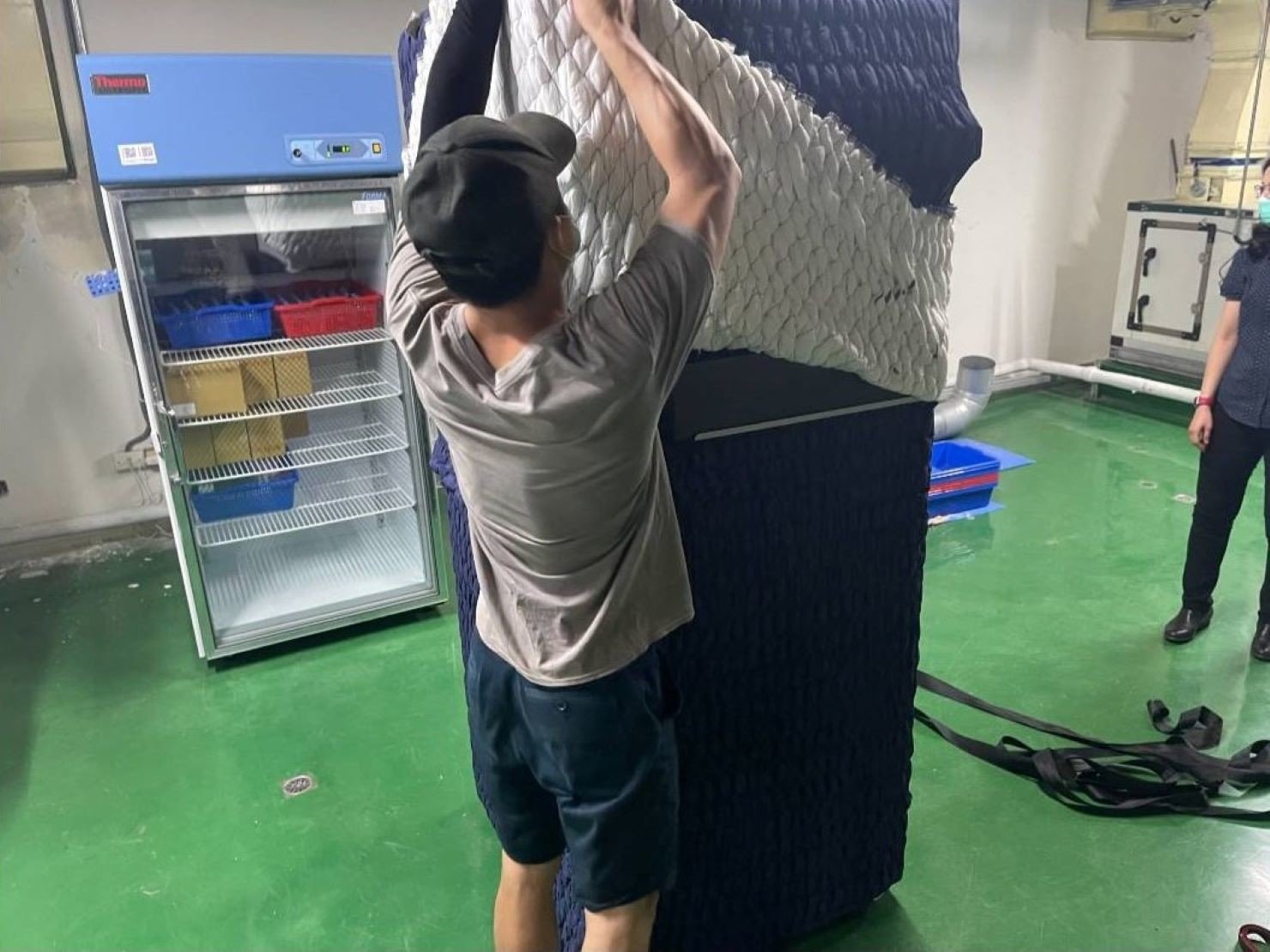 特殊重物搬運、專搬重物、特殊搬運、搬生醫設備【榮福搬家公司】跨縣市搬家、搬工計時、人工搬運、搬直立式冷凍櫃、搬超低溫冰箱、負86度超低溫冰箱搬運、營業用冰箱搬運、搬機械設備、各式機台搬運、精密儀器、臥室工作檯冰箱、實驗室設備、廚房大型設備搬運、搬營業用製冰機、廠房遷移、店面搬遷，實驗室搬遷、搬家首選、吊車吊掛搬運、吊家具搬運、台北搬家公司推薦：大台北搬家，精緻包裝搬運「細膩包裝、專業搬運、用心服務、以客為尊」是榮福搬家公司的宗旨與精神。歡迎立即來電02-2651-2727專人服務。