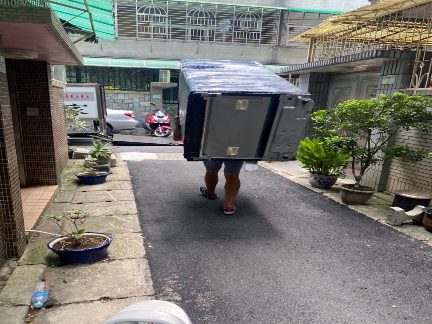 HITACHI大型冰箱搬運下樓-搬家公司推薦【榮福搬家】南港搬家公司,走巷弄需以人力背搬運送至貨車上 HITACHI大型冰箱搬運下樓-搬家公司推薦【榮福搬家】南港搬家公司,走巷弄需以人力背搬運送至貨車上