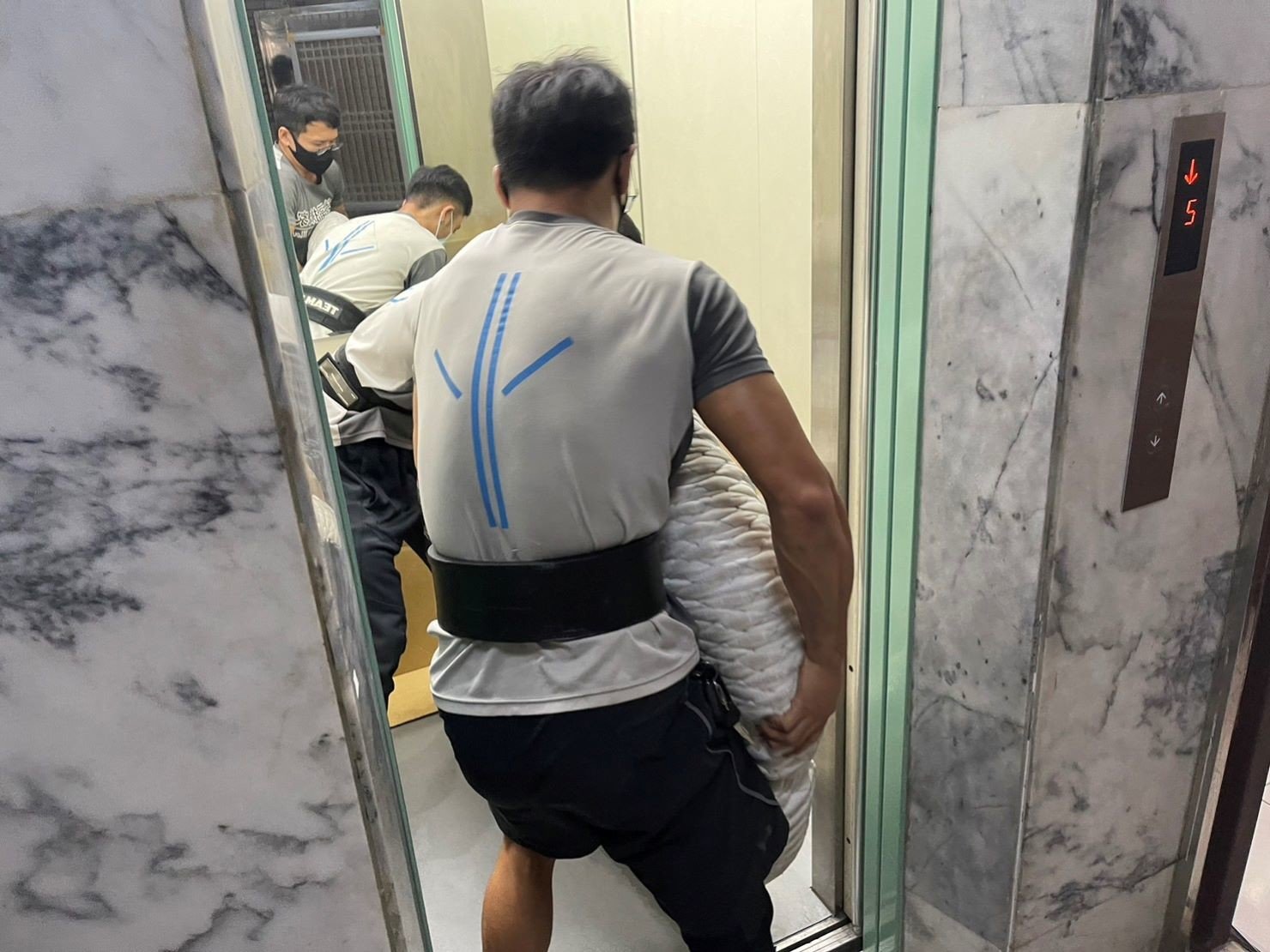 台北搬石桌椅組∣南港搬石桌椅組∣新北搬石桌椅組∣雙北搬石桌椅組∣汐止搬石桌椅組∣中永和搬石桌椅組∣板橋搬石桌椅組∣五股搬石桌椅組∣基隆搬石桌椅組∣桃園搬石桌椅組∣各種重物景觀涼亭石桌椅組搬運、大理石藝術品搬運、天然大理石桌椅推薦【榮福搬家】精緻包裝搬運「細膩包裝、專業搬運、用心服務、以客為尊」是榮福搬家公司的宗旨與精神。歡迎立即來電02-2651-2727專人服務。 台北搬石桌椅組∣南港搬石桌椅組∣新北搬石桌椅組∣雙北搬石桌椅組∣汐止搬石桌椅組∣中永和搬石桌椅組∣板橋搬石桌椅組∣五股搬石桌椅組∣基隆搬石桌椅組∣桃園搬石桌椅組∣各種重物景觀涼亭石桌椅組搬運、大理石藝術品搬運、天然大理石桌椅推薦【榮福搬家】精緻包裝搬運「細膩包裝、專業搬運、用心服務、以客為尊」是榮福搬家公司的宗旨與精神。歡迎立即來電02-2651-2727專人服務。