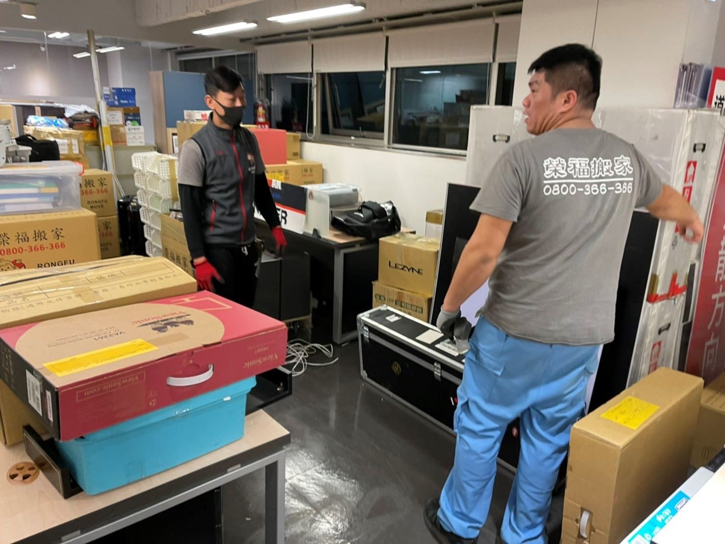 搬家公司推薦、台北搬家推薦【榮福搬家公司】南港搬家、桃園搬家公司推薦、新北搬家公司推薦、企業搬運服務、搬公司行號、廠房遷移、屏風拆裝、公司行號搬遷、政府機關搬遷、百貨專櫃遷移、學校單位搬遷、雜貨店搬遷、精緻包裝、家庭搬家、搬鋼琴、搬工、搬家公司紙箱、黃色膠帶、搬家估價、基隆搬家、家具拆裝、搬家具,針對顧客都秉持以用心實在專業搬家技巧,搬家實在用心值得您的信賴與選擇。歡迎來電咨詢02-2651-2727,榮福搬家有專員立即為您服務。 搬家公司推薦、台北搬家推薦【榮福搬家公司】南港搬家、桃園搬家公司推薦、新北搬家公司推薦、企業搬運服務、搬公司行號、廠房遷移、屏風拆裝、公司行號搬遷、政府機關搬遷、百貨專櫃遷移、學校單位搬遷、雜貨店搬遷、精緻包裝、家庭搬家、搬鋼琴、搬工、搬家公司紙箱、黃色膠帶、搬家估價、基隆搬家、家具拆裝、搬家具,針對顧客都秉持以用心實在專業搬家技巧,搬家實在用心值得您的信賴與選擇。歡迎來電咨詢02-2651-2727,榮福搬家有專員立即為您服務。