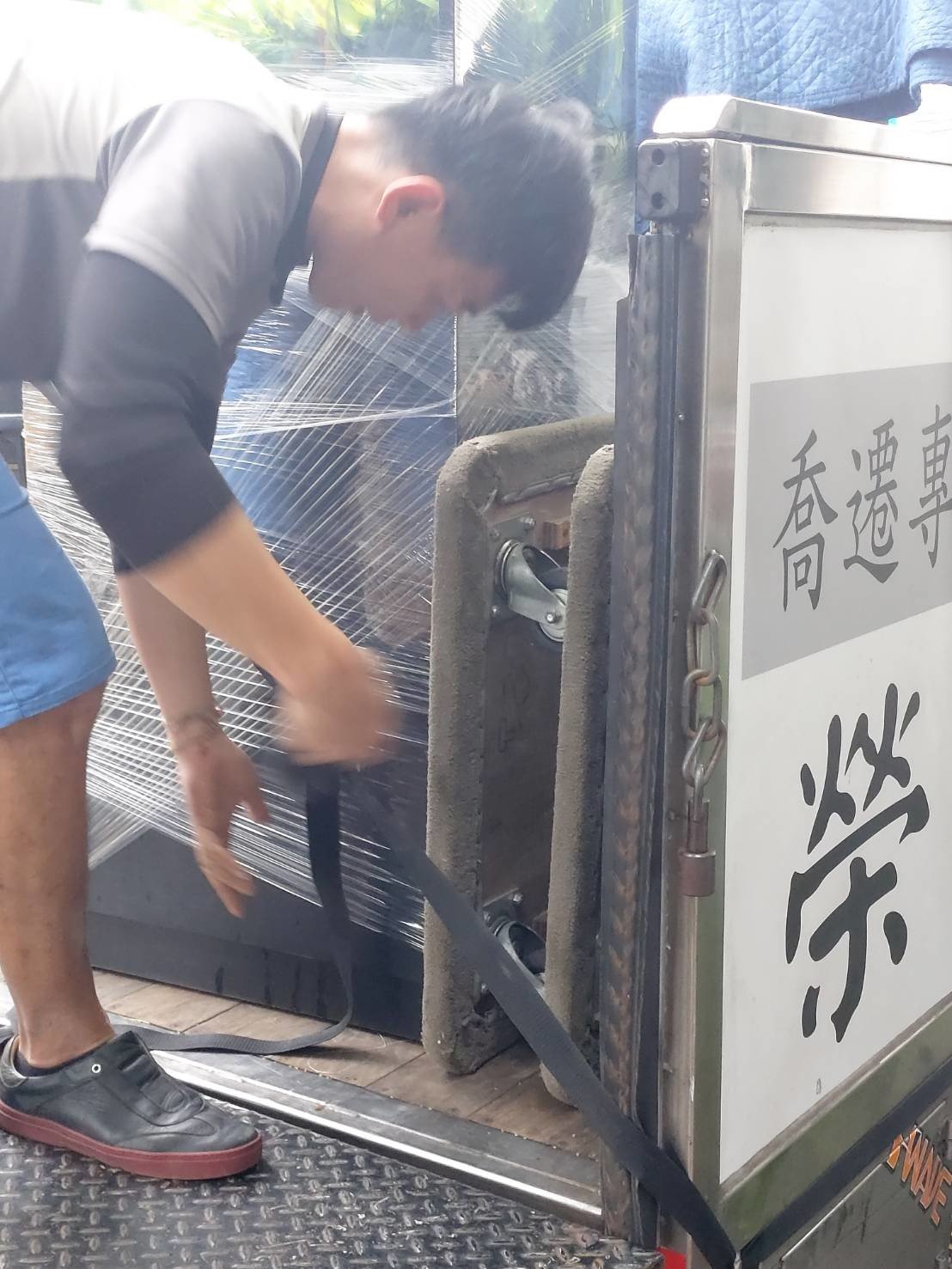 大型魚缸搬運、重物搬運【榮福搬家公司】水族箱搬運、石墩搬運、搬石頭桌椅、搬洗衣機、搬披薩窯、精搬金庫、搬保險櫃、精搬魚缸、精搬鋼琴、跨縣市搬家、搬工計時、人力搬運、搬運、床墊搬運、營業用冰箱搬運、搬家具、大型設備搬運、搬機台、搬家首選、吊掛搬運、吊家具搬運、特殊重物搬運、專搬重物、新北搬家推薦、搬家公司、基隆搬家、南港搬家、桃園搬家公司、台北搬家公司推薦:大台北搬家,精緻包裝搬運「細膩包裝、專業搬運、用心服務、以客為尊」是榮福搬家公司的宗旨與精神。歡迎立即來電02-2651-2727專人服務。 大型魚缸搬運、重物搬運【榮福搬家公司】水族箱搬運、石墩搬運、搬石頭桌椅、搬洗衣機、搬披薩窯、精搬金庫、搬保險櫃、精搬魚缸、精搬鋼琴、跨縣市搬家、搬工計時、人力搬運、搬運、床墊搬運、營業用冰箱搬運、搬家具、大型設備搬運、搬機台、搬家首選、吊掛搬運、吊家具搬運、特殊重物搬運、專搬重物、新北搬家推薦、搬家公司、基隆搬家、南港搬家、桃園搬家公司、台北搬家公司推薦:大台北搬家,精緻包裝搬運「細膩包裝、專業搬運、用心服務、以客為尊」是榮福搬家公司的宗旨與精神。歡迎立即來電02-2651-2727專人服務。