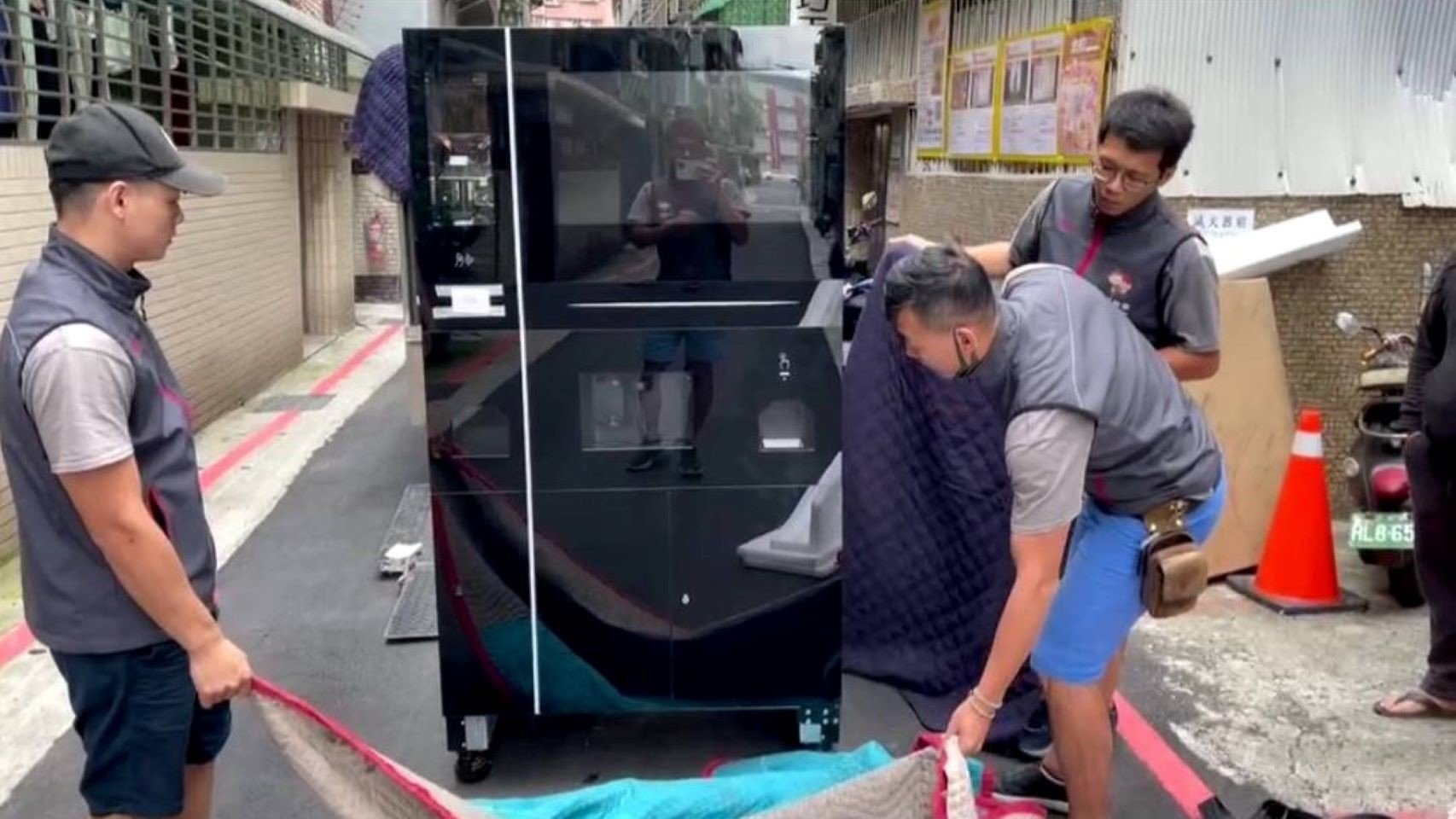 販賣機搬運、搬重物【榮福搬家公司】搬醫療床、搬電動床、大型廚房設備搬運、搬披薩窯、搬大型運動器材、搬精密儀器、石墩搬運、搬石頭桌椅、搬洗衣機、搬披薩窯、精搬金庫、搬保險櫃、精搬魚缸、精搬鋼琴、跨縣市搬家、搬工計時、人力搬運、搬運、床墊搬運、搬營業用冰箱、搬家具、搬家首選、吊掛搬運、吊家具搬運、特殊重物搬運、專搬重物、新北搬家公司推薦、搬家公司、基隆搬家、南港搬家、桃園搬家公司、台北搬家公司推薦:大台北搬家,精緻包裝搬運「細膩包裝、專業搬運、用心服務、以客為尊」是榮福搬家公司的宗旨與精神。歡迎立即來電02-2651-2727專人服務。 販賣機搬運、搬重物【榮福搬家公司】搬醫療床、搬電動床、大型廚房設備搬運、搬披薩窯、搬大型運動器材、搬精密儀器、石墩搬運、搬石頭桌椅、搬洗衣機、搬披薩窯、精搬金庫、搬保險櫃、精搬魚缸、精搬鋼琴、跨縣市搬家、搬工計時、人力搬運、搬運、床墊搬運、搬營業用冰箱、搬家具、搬家首選、吊掛搬運、吊家具搬運、特殊重物搬運、專搬重物、新北搬家公司推薦、搬家公司、基隆搬家、南港搬家、桃園搬家公司、台北搬家公司推薦:大台北搬家,精緻包裝搬運「細膩包裝、專業搬運、用心服務、以客為尊」是榮福搬家公司的宗旨與精神。歡迎立即來電02-2651-2727專人服務。