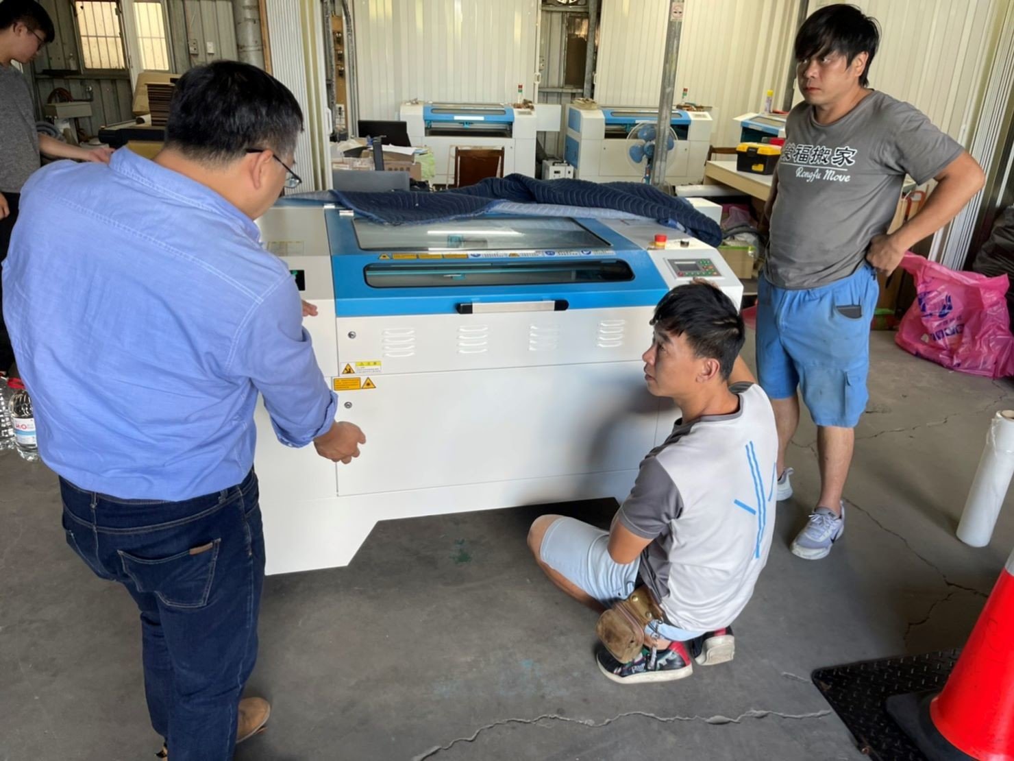 搬家公司推薦【榮福搬家】搬遷好品質值得您的信賴與選擇:【特殊重物搬運】搬雷射雕刻切割機-榮福搬家師傅先抵達業主的工廠,將要搬運的雷射切割機做包裝防護作業,並與業主進行搬運上的溝通討論。 搬家公司推薦【榮福搬家】搬遷好品質值得您的信賴與選擇:【特殊重物搬運】搬雷射雕刻切割機-榮福搬家師傅先抵達業主的工廠,將要搬運的雷射切割機做包裝防護作業,並與業主進行搬運上的溝通討論。