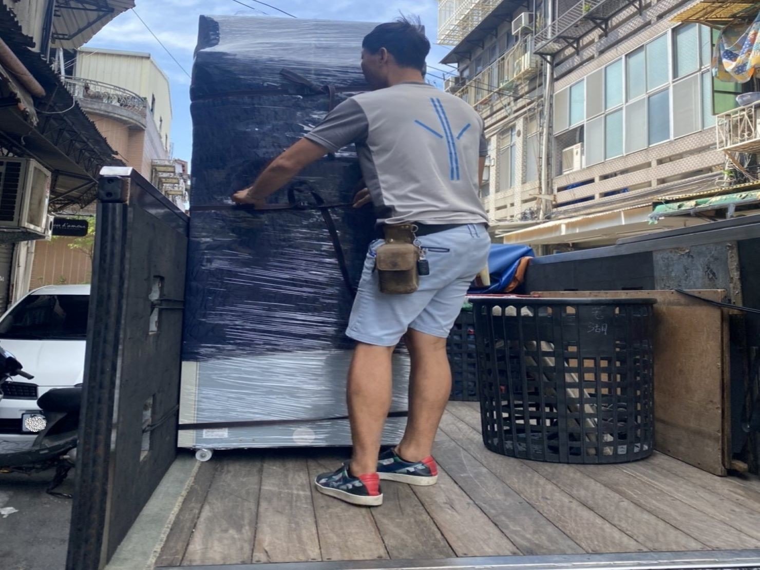 搬家【榮福搬家公司】台北搬家、新北搬家、重物搬運推薦:將冷凍冰箱完整無缺的送達顧客維修方囉。 搬家【榮福搬家公司】台北搬家、新北搬家、重物搬運推薦:將冷凍冰箱完整無缺的送達顧客維修方囉。