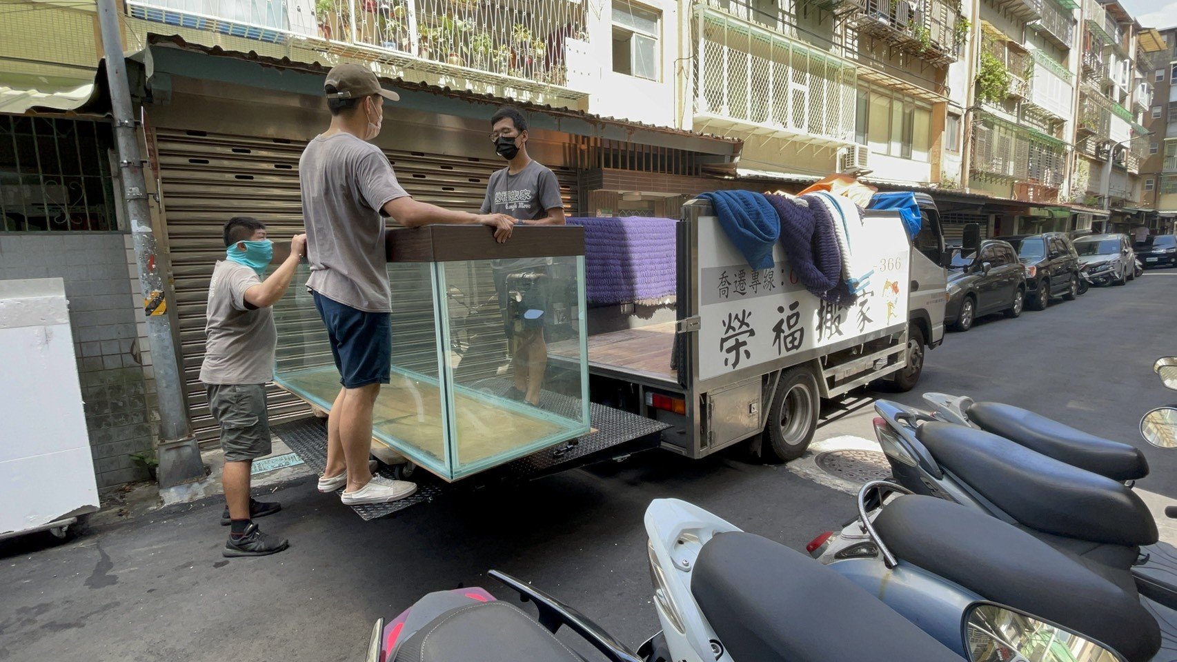 特殊搬運、搬重物【榮福搬家公司】8尺玻璃魚缸、搬單一玻璃魚缸、水族魚缸、精搬魚缸、展示魚缸、風水魚缸、搬魚缸、家庭搬家、跨縣市搬家、搬工計時、人力搬運、、搬家首選、特殊重物搬運、專搬重物、搬重物技巧、新北搬家公司推薦、搬家車、搬家公司、基隆搬家、南港搬家、桃園搬家公司推薦、台北搬家公司推薦:大台北搬家,精緻包裝搬運「細膩包裝、專業搬運、用心服務、以客為尊」是榮福搬家公司的宗旨與精神。歡迎立即來電02-2651-2727專人服務。 特殊搬運、搬重物【榮福搬家公司】8尺玻璃魚缸、搬單一玻璃魚缸、水族魚缸、精搬魚缸、展示魚缸、風水魚缸、搬魚缸、家庭搬家、跨縣市搬家、搬工計時、人力搬運、、搬家首選、特殊重物搬運、專搬重物、搬重物技巧、新北搬家公司推薦、搬家車、搬家公司、基隆搬家、南港搬家、桃園搬家公司推薦、台北搬家公司推薦:大台北搬家,精緻包裝搬運「細膩包裝、專業搬運、用心服務、以客為尊」是榮福搬家公司的宗旨與精神。歡迎立即來電02-2651-2727專人服務。