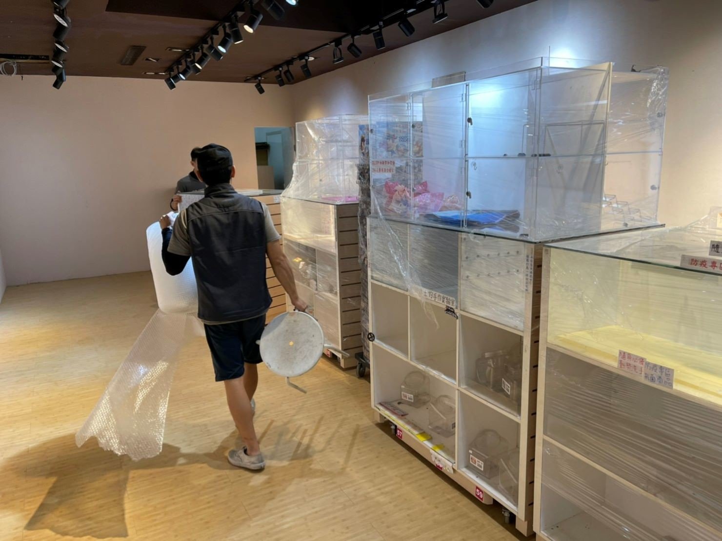 捷運地下街店面搬遷【榮福搬家公司】店面搬遷、精搬金庫、搬保險櫃、精搬魚缸、魚缸搬運、跨縣搬家、搬工派遣、搬洗衣機、搬床墊、搬冰箱、搬家具、搬家首選、吊掛搬運、吊家具搬運、新北搬家公司推薦、桃園搬家推薦、南港搬家、基隆搬家、台北搬家公司推薦:大台北搬家,精緻包裝搬運「細膩包裝、專業搬運、用心服務、以客為尊」是榮福搬家公司的宗旨與精神。歡迎立即來電02-2651-2727專人服務。 捷運地下街店面搬遷【榮福搬家公司】店面搬遷、精搬金庫、搬保險櫃、精搬魚缸、魚缸搬運、跨縣搬家、搬工派遣、搬洗衣機、搬床墊、搬冰箱、搬家具、搬家首選、吊掛搬運、吊家具搬運、新北搬家公司推薦、桃園搬家推薦、南港搬家、基隆搬家、台北搬家公司推薦:大台北搬家,精緻包裝搬運「細膩包裝、專業搬運、用心服務、以客為尊」是榮福搬家公司的宗旨與精神。歡迎立即來電02-2651-2727專人服務。