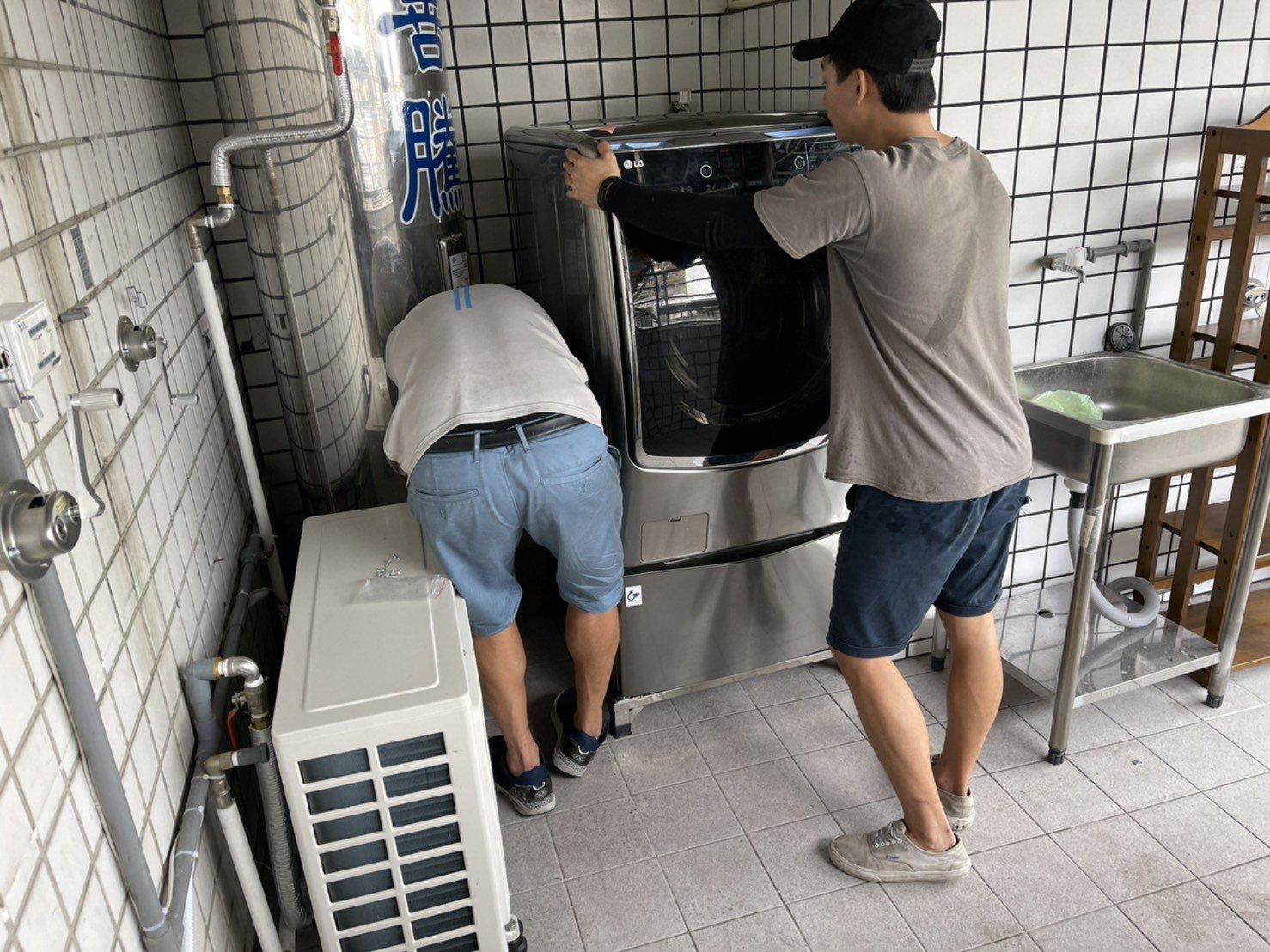 搬滾筒洗脫烘洗衣機【榮福搬家公司】搬洗衣機、精搬金庫、搬保險櫃、精搬魚缸、魚缸搬運、跨縣搬家、搬工派遣、搬洗衣機、搬床墊、搬冰箱、搬家具、搬家首選、吊掛搬運、吊家具搬運、新北搬家公司推薦、桃園搬家推薦、南港搬家、基隆搬家、台北搬家公司推薦:大台北搬家,精緻包裝搬運「細膩包裝、專業搬運、用心服務、以客為尊」是榮福搬家公司的宗旨與精神。歡迎立即來電02-2651-2727專人服務。 搬滾筒洗脫烘洗衣機【榮福搬家公司】搬洗衣機、精搬金庫、搬保險櫃、精搬魚缸、魚缸搬運、跨縣搬家、搬工派遣、搬洗衣機、搬床墊、搬冰箱、搬家具、搬家首選、吊掛搬運、吊家具搬運、新北搬家公司推薦、桃園搬家推薦、南港搬家、基隆搬家、台北搬家公司推薦:大台北搬家,精緻包裝搬運「細膩包裝、專業搬運、用心服務、以客為尊」是榮福搬家公司的宗旨與精神。歡迎立即來電02-2651-2727專人服務。