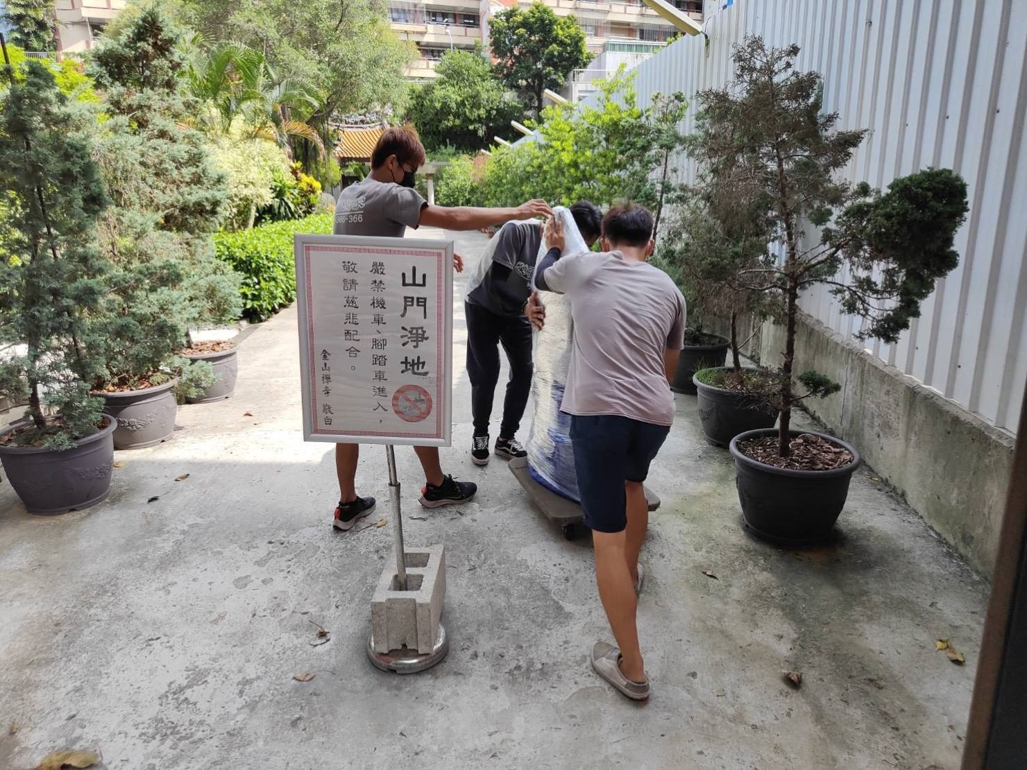 搬家首選【榮福搬家公司】木雕刻品、木雕神像、木雕刻藝術品、樹瘤佛像、宗教文物、佛具用品、檜木雕刻佛像、佛具用品店搬運、佛禪搬運、跨縣市搬家、搬工計時、搬大型佛像、搬大型重物、特殊重物搬運、用心防護、精緻包裝、搬重物技巧、新北搬家公司推薦、搬家車、搬家公司、基隆搬家、南港搬家、桃園搬家公司推薦、台北搬家公司推薦:大台北搬家,精緻包裝搬運「細膩包裝、專業搬運、用心服務、以客為尊」是榮福搬家公司的宗旨與精神。歡迎立即來電02-2651-2727專人服務。 搬家首選【榮福搬家公司】木雕刻品、木雕神像、木雕刻藝術品、樹瘤佛像、宗教文物、佛具用品、檜木雕刻佛像、佛具用品店搬運、佛禪搬運、跨縣市搬家、搬工計時、搬大型佛像、搬大型重物、特殊重物搬運、用心防護、精緻包裝、搬重物技巧、新北搬家公司推薦、搬家車、搬家公司、基隆搬家、南港搬家、桃園搬家公司推薦、台北搬家公司推薦:大台北搬家,精緻包裝搬運「細膩包裝、專業搬運、用心服務、以客為尊」是榮福搬家公司的宗旨與精神。歡迎立即來電02-2651-2727專人服務。