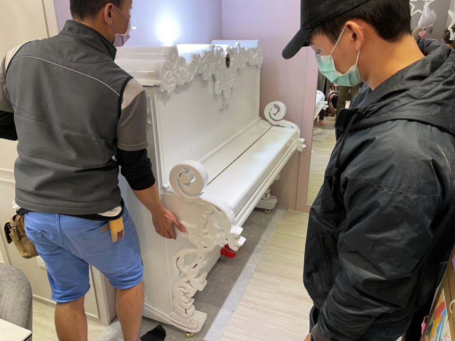 重物搬運【榮福搬家公司】搬鋼琴、搬家達人、搬洗衣機、搬披薩窯、精搬金庫、搬保險櫃、精搬魚缸、精搬鋼琴、跨縣搬家、搬工派遣、搬運、搬床墊、搬冰箱、搬家具、搬家首選、吊掛搬運、吊家具搬運、特殊重物搬運、專搬重物、新北搬家推薦、搬家公司、基隆搬家、南港搬家、桃園搬家公司、台北搬家公司推薦:大台北搬家,精緻包裝搬運「細膩包裝、專業搬運、用心服務、以客為尊」是榮福搬家公司的宗旨與精神。歡迎立即來電02-2651-2727專人服務。雕花鋼琴細膩的防護措施、專業的搬運,新北搬家公司推薦、鋼琴搬運好評推薦,專搬鋼琴的榮福搬家公司。 重物搬運【榮福搬家公司】搬鋼琴、搬家達人、搬洗衣機、搬披薩窯、精搬金庫、搬保險櫃、精搬魚缸、精搬鋼琴、跨縣搬家、搬工派遣、搬運、搬床墊、搬冰箱、搬家具、搬家首選、吊掛搬運、吊家具搬運、特殊重物搬運、專搬重物、新北搬家推薦、搬家公司、基隆搬家、南港搬家、桃園搬家公司、台北搬家公司推薦:大台北搬家,精緻包裝搬運「細膩包裝、專業搬運、用心服務、以客為尊」是榮福搬家公司的宗旨與精神。歡迎立即來電02-2651-2727專人服務。雕花鋼琴細膩的防護措施、專業的搬運,新北搬家公司推薦、鋼琴搬運好評推薦,專搬鋼琴的榮福搬家公司。