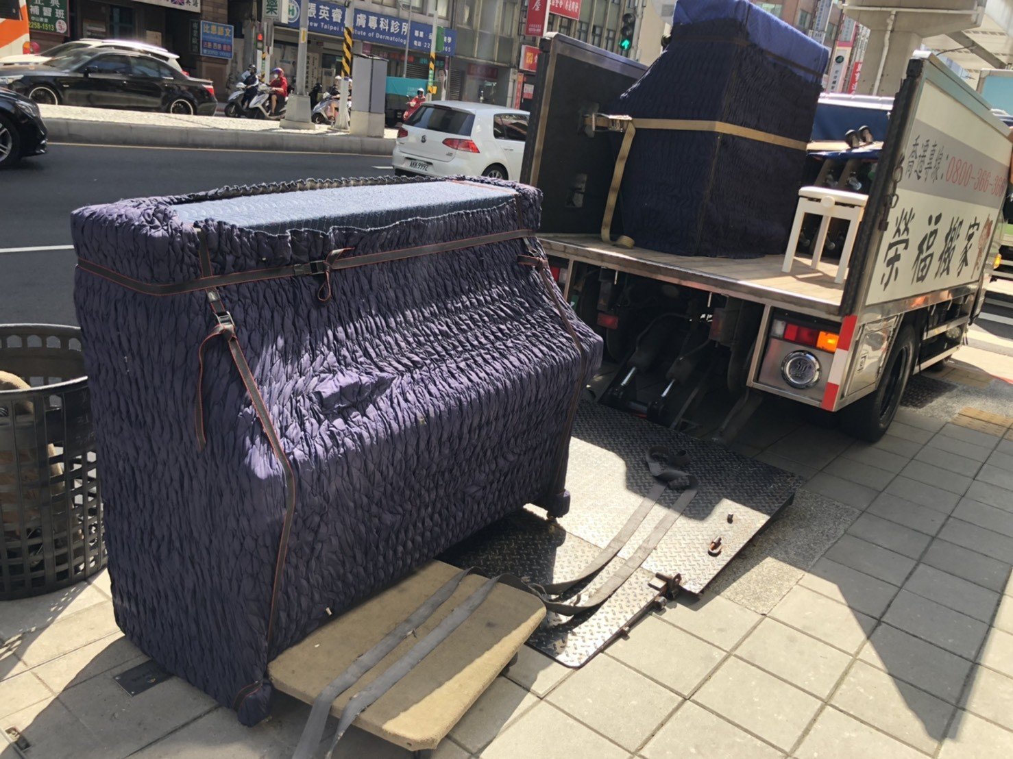 專搬鋼琴推薦【榮福搬家公司】跨縣搬家、搬家首選、搬家公司推薦:大台北搬家,精緻包裝搬運「細膩包裝、專業搬運、用心服務、以客為尊」是榮福搬家公司的宗旨與精神。歡迎立即來電02-2651-2727專人服務。各式各樣鋼琴搬運、智慧鋼琴、三角琴找專業的榮福搬家就對了。 專搬鋼琴推薦【榮福搬家公司】跨縣搬家、搬家首選、搬家公司推薦:大台北搬家,精緻包裝搬運「細膩包裝、專業搬運、用心服務、以客為尊」是榮福搬家公司的宗旨與精神。歡迎立即來電02-2651-2727專人服務。各式各樣鋼琴搬運、智慧鋼琴、三角琴找專業的榮福搬家就對了。