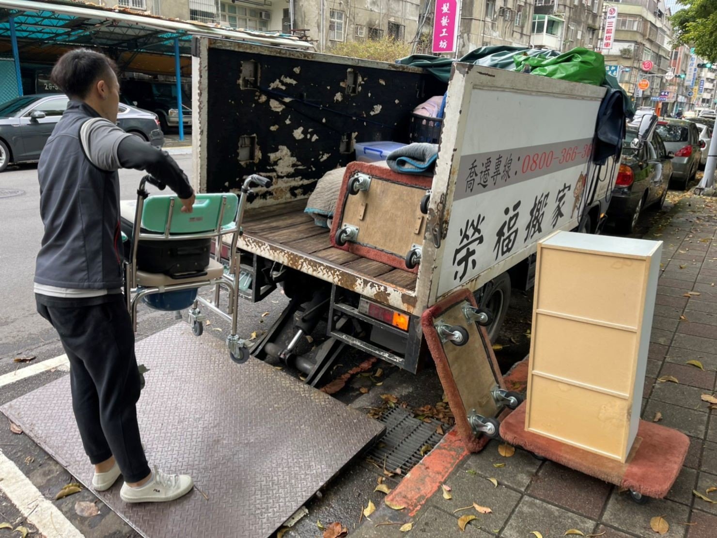 搬家公司推薦、新北搬家推薦【榮福搬家公司】南港搬家、桃園搬家公司推薦、台北搬家公司推薦、單件家具運送、搬醫療床、搬家具、冰箱搬運、基隆搬家、搬大型家電、床墊搬運、搬公司行號、家庭搬家、重物搬運、電動床搬運、搬鋼琴、醫療電動床搬運、搬工計時、搬運、人工搬運、大型家具搬運、家具拆裝、跨縣市搬家、搬家估價,針對顧客都秉持以用心實在專業搬家技巧,搬家實在用心值得您的信賴與選擇。歡迎來電咨詢02-2651-2727,榮福搬家有專員立即為您服務。 搬家公司推薦、新北搬家推薦【榮福搬家公司】南港搬家、桃園搬家公司推薦、台北搬家公司推薦、單件家具運送、搬醫療床、搬家具、冰箱搬運、基隆搬家、搬大型家電、床墊搬運、搬公司行號、家庭搬家、重物搬運、電動床搬運、搬鋼琴、醫療電動床搬運、搬工計時、搬運、人工搬運、大型家具搬運、家具拆裝、跨縣市搬家、搬家估價,針對顧客都秉持以用心實在專業搬家技巧,搬家實在用心值得您的信賴與選擇。歡迎來電咨詢02-2651-2727,榮福搬家有專員立即為您服務。