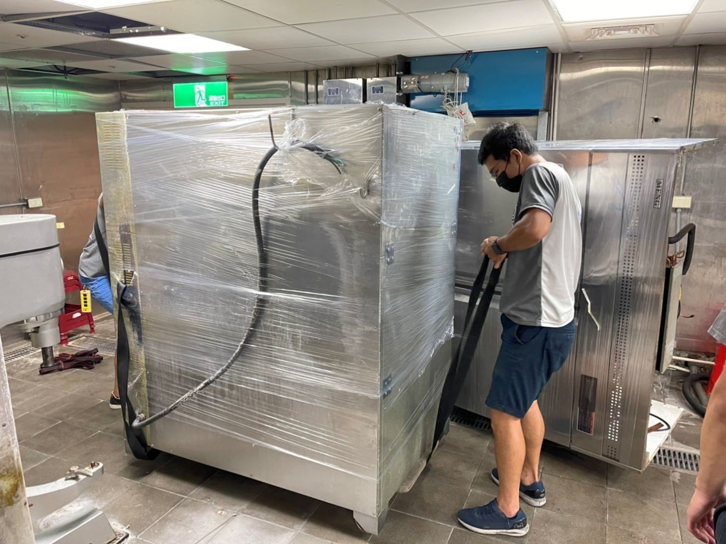 店面搬遷、搬家公司推薦、台北搬家推薦【榮福搬家公司】搬生財器具、搬冷凍櫃、搬冷藏冰箱、大型爐台搬運、搬窯烤爐、搬營業用蒸烤箱、南港搬家、桃園搬家公司推薦、新北搬家公司推薦、百貨公司進撤櫃、專櫃進撤櫃、企業搬運服務、搬公司行號、廠房遷移、搬精密儀器、公司行號搬遷、政府機關搬遷、百貨專櫃遷移、學校單位搬遷、大型設備搬遷、搬大型廚房設備、中央廚房搬遷、搬營業用冰箱、搬營業用製冰機、三層營業用烤箱搬運、搬工作檯冰箱、搬工計時、搬工服務、人力搬運,針對顧客都秉持以用心實在專業搬家技巧,搬家實在用心值得您的信賴與選擇。歡迎來電咨詢02-2651-2727,榮福搬家有專員立即為您服務。 店面搬遷、搬家公司推薦、台北搬家推薦【榮福搬家公司】搬生財器具、搬冷凍櫃、搬冷藏冰箱、大型爐台搬運、搬窯烤爐、搬營業用蒸烤箱、南港搬家、桃園搬家公司推薦、新北搬家公司推薦、百貨公司進撤櫃、專櫃進撤櫃、企業搬運服務、搬公司行號、廠房遷移、搬精密儀器、公司行號搬遷、政府機關搬遷、百貨專櫃遷移、學校單位搬遷、大型設備搬遷、搬大型廚房設備、中央廚房搬遷、搬營業用冰箱、搬營業用製冰機、三層營業用烤箱搬運、搬工作檯冰箱、搬工計時、搬工服務、人力搬運,針對顧客都秉持以用心實在專業搬家技巧,搬家實在用心值得您的信賴與選擇。歡迎來電咨詢02-2651-2727,榮福搬家有專員立即為您服務。