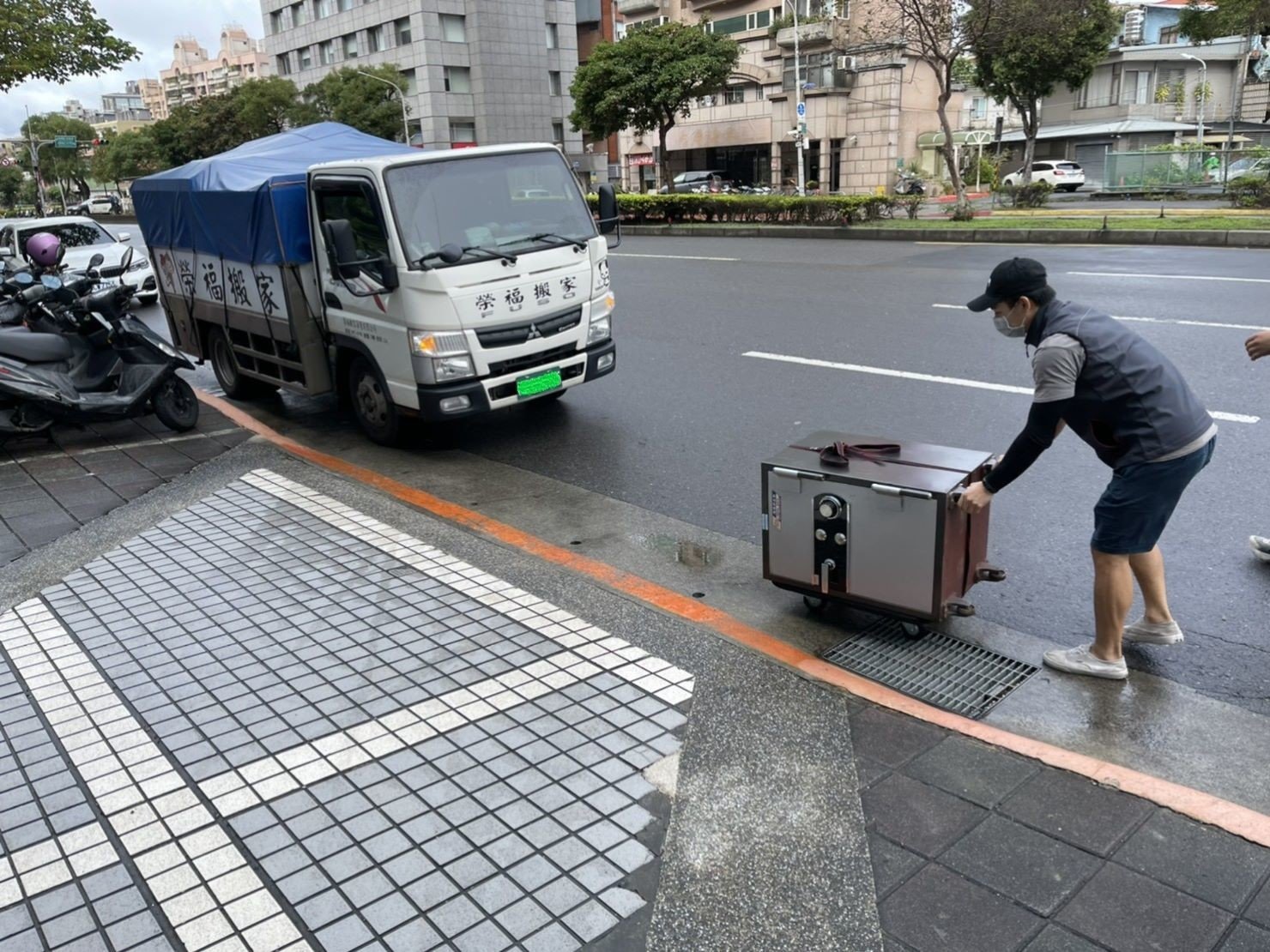 搬金庫【榮福搬家公司】重物搬運、搬披薩窯、精搬金庫、搬保險櫃、精搬魚缸、跨縣搬家、搬工派遣、搬運、搬家公司推薦、搬洗衣機、搬床墊、搬冰箱、搬家具、搬家首選、吊掛搬運、吊家具搬運、台北搬家公司推薦:大台北搬家,精緻包裝搬運「細膩包裝、專業搬運、用心服務、以客為尊」是榮福搬家公司的宗旨與精神。歡迎立即來電02-2651-2727專人服務。 搬金庫【榮福搬家公司】重物搬運、搬披薩窯、精搬金庫、搬保險櫃、精搬魚缸、跨縣搬家、搬工派遣、搬運、搬家公司推薦、搬洗衣機、搬床墊、搬冰箱、搬家具、搬家首選、吊掛搬運、吊家具搬運、台北搬家公司推薦:大台北搬家,精緻包裝搬運「細膩包裝、專業搬運、用心服務、以客為尊」是榮福搬家公司的宗旨與精神。歡迎立即來電02-2651-2727專人服務。