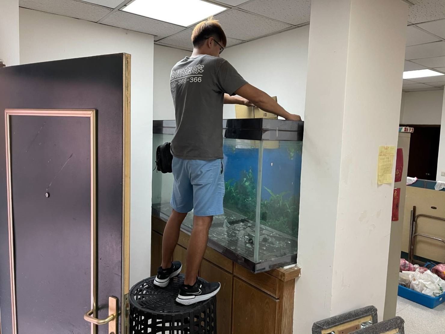 大型魚缸搬運、搬重物【榮福搬家公司】石墩搬運、魚缸廢棄處理、廢棄魚缸清運、搬石頭桌、搬洗衣機、搬披薩窯、精搬金庫、搬保險櫃、精搬魚缸、精搬鋼琴、跨縣市搬家、搬工派遣、搬運、搬床墊、搬冰箱、搬家具、搬家首選、吊掛搬運、吊家具搬運、特殊重物搬運、專搬重物、新北搬家推薦、搬家公司、基隆搬家、南港搬家、桃園搬家公司、台北搬家公司推薦:大台北搬家,精緻包裝搬運「細膩包裝、專業搬運、用心服務、以客為尊」是榮福搬家公司的宗旨與精神。歡迎立即來電02-2651-2727專人服務。 大型魚缸搬運、搬重物【榮福搬家公司】石墩搬運、魚缸廢棄處理、廢棄魚缸清運、搬石頭桌、搬洗衣機、搬披薩窯、精搬金庫、搬保險櫃、精搬魚缸、精搬鋼琴、跨縣市搬家、搬工派遣、搬運、搬床墊、搬冰箱、搬家具、搬家首選、吊掛搬運、吊家具搬運、特殊重物搬運、專搬重物、新北搬家推薦、搬家公司、基隆搬家、南港搬家、桃園搬家公司、台北搬家公司推薦:大台北搬家,精緻包裝搬運「細膩包裝、專業搬運、用心服務、以客為尊」是榮福搬家公司的宗旨與精神。歡迎立即來電02-2651-2727專人服務。