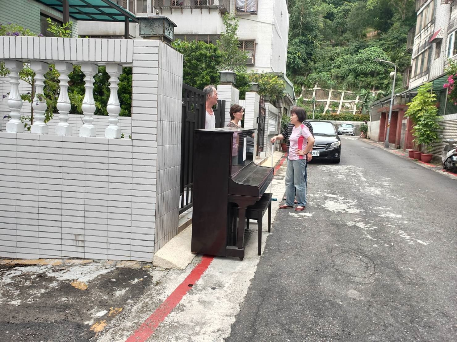 鋼琴搬運【榮福搬家】值得您的選擇與信賴:不要的鋼琴-顧客有連絡好環保局來回收(並不是每區的環保局均會回收鋼琴需打電話再三確認唷)搬家公司推薦-【榮福搬家】最優質的服務 不要的鋼琴-顧客有連絡好環保局來回收(並不是每區的環保局均會回收鋼琴需打電話再三確認唷)搬家公司推薦-【榮福搬家】最優質的服務