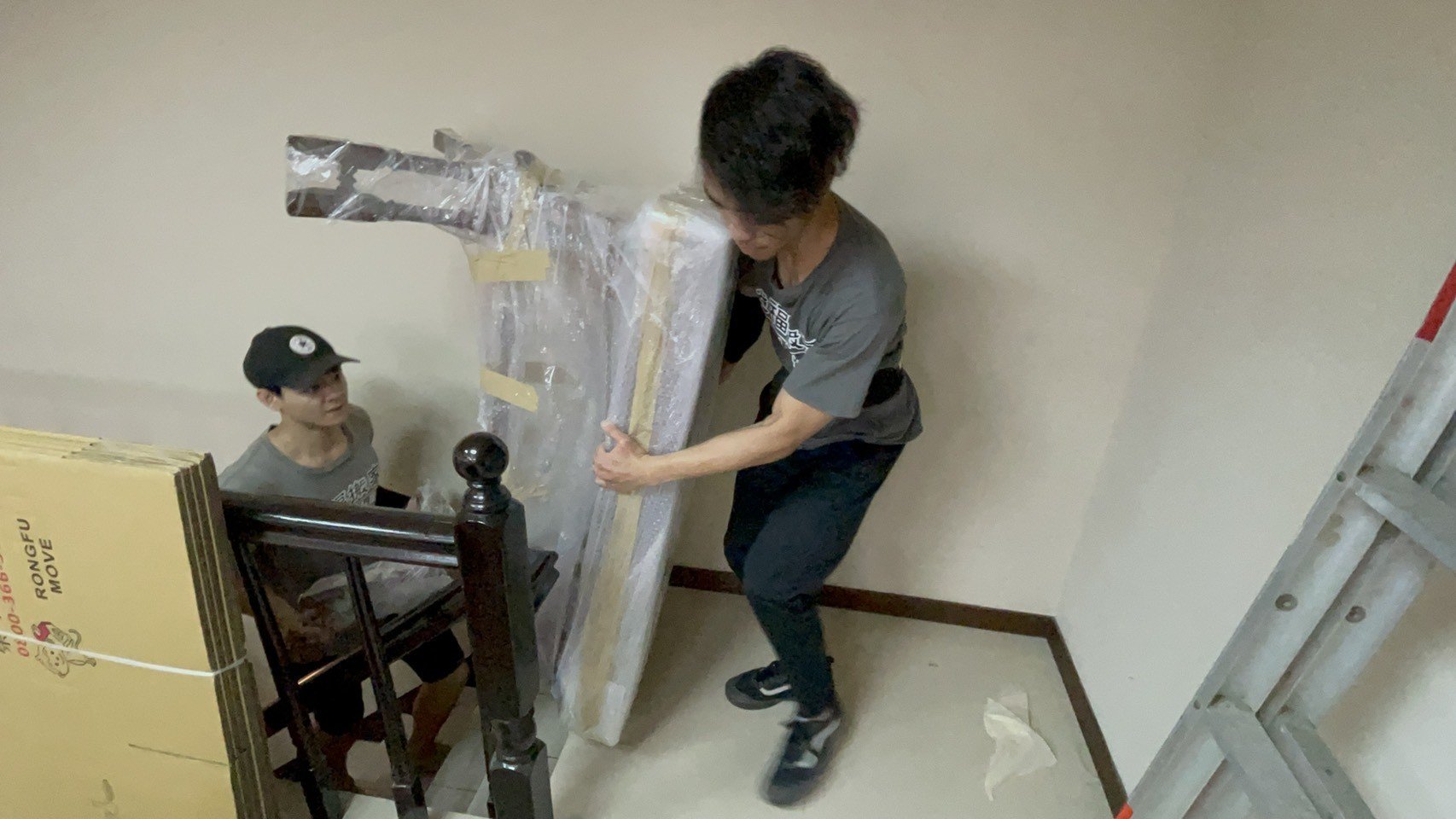 專搬重物、搬家公司推薦、新北搬家公司推薦【榮福搬家公司】基隆搬家、南港搬家、桃園搬家公司推薦、家庭搬家、精緻搬家、精緻包裝、打包裝箱、跨縣市搬家、搬工計時、人工搬運、床墊搬運、冰箱搬運、搬家具、搬家首選、吊掛搬運、吊家具搬運、搬家紙箱、氣泡捲、膠膜、黃色透明膠帶、大型家具搬運、搬木製家具、搬大理石桌、台北搬家公司推薦:大台北搬家,精緻包裝搬運「細膩包裝、專業搬運、用心服務、以客為尊」是榮福搬家公司的宗旨與精神。歡迎立即來電02-2651-2727專人服務。 專搬重物、搬家公司推薦、新北搬家公司推薦【榮福搬家公司】基隆搬家、南港搬家、桃園搬家公司推薦、家庭搬家、精緻搬家、精緻包裝、打包裝箱、跨縣市搬家、搬工計時、人工搬運、床墊搬運、冰箱搬運、搬家具、搬家首選、吊掛搬運、吊家具搬運、搬家紙箱、氣泡捲、膠膜、黃色透明膠帶、大型家具搬運、搬木製家具、搬大理石桌、台北搬家公司推薦:大台北搬家,精緻包裝搬運「細膩包裝、專業搬運、用心服務、以客為尊」是榮福搬家公司的宗旨與精神。歡迎立即來電02-2651-2727專人服務。