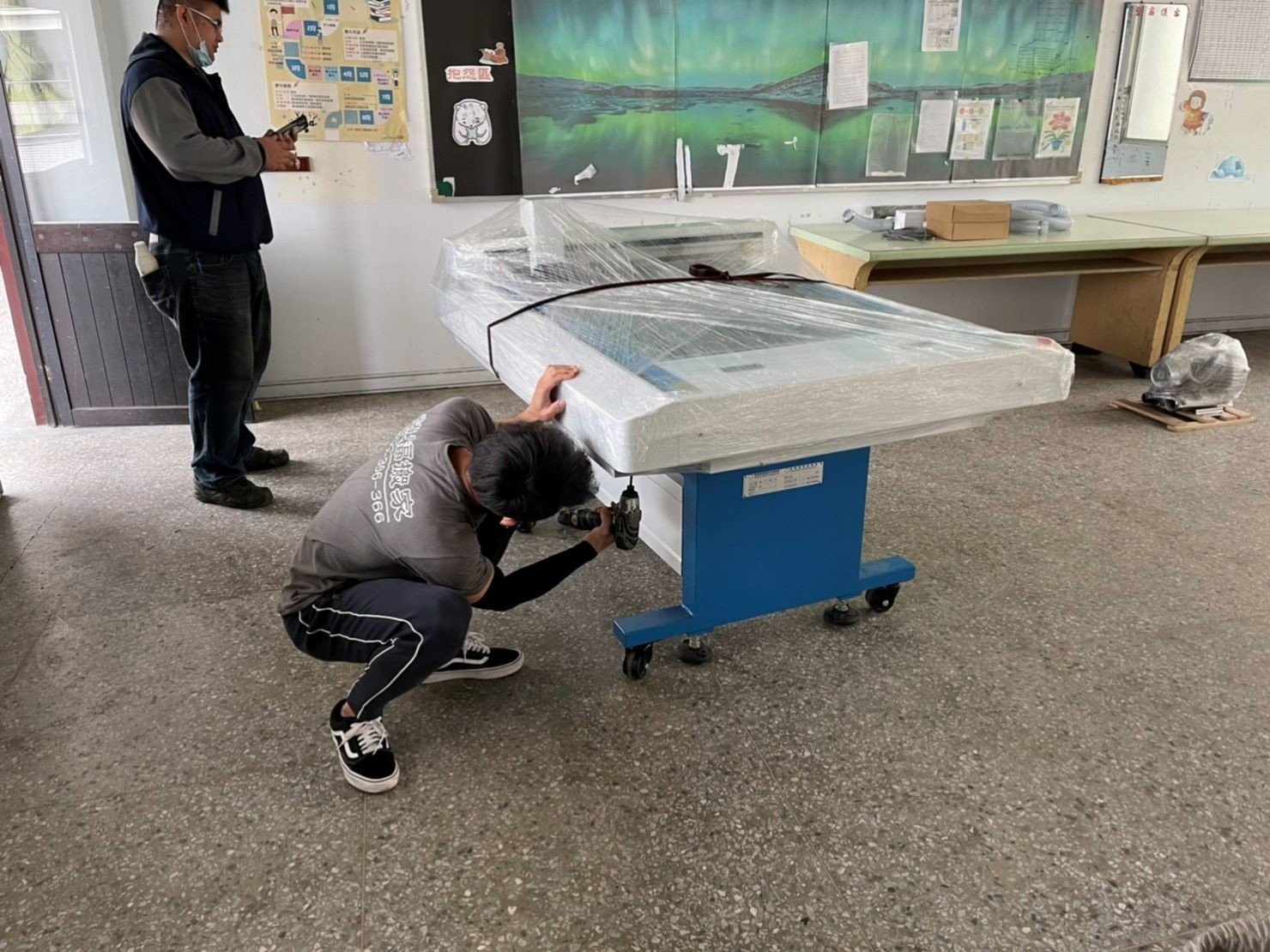 各式機台搬運、搬重物【榮福搬家公司】搬雷射雕刻切割機、石墩搬運、搬石頭椅、搬石頭桌、搬洗衣機、搬大型販賣機、大型健身器材搬運、大型廚房設備搬運、搬三角琴、搬超低溫冷凍櫃、搬披薩窯、精搬金庫、搬保險櫃、搬按摩椅、搬電動床、搬醫療床、搬電動醫療床、精搬魚缸、精搬鋼琴、跨縣市搬家、搬工計時、人力搬運、搬運、搬床墊、營業用冰箱搬運、搬家具、搬家首選、吊掛搬運、吊家具搬運、特殊重物搬運、專搬重物、新北搬家推薦、搬家公司、基隆搬家、南港搬家、桃園搬家公司、台北搬家公司推薦:大台北搬家,精緻包裝搬運「細膩包裝、專業搬運、用心服務、以客為尊」是榮福搬家公司的宗旨與精神。歡迎立即來電02-2651-2727專人服務。 各式機台搬運、搬重物【榮福搬家公司】搬雷射雕刻切割機、石墩搬運、搬石頭椅、搬石頭桌、搬洗衣機、搬大型販賣機、大型健身器材搬運、大型廚房設備搬運、搬三角琴、搬超低溫冷凍櫃、搬披薩窯、精搬金庫、搬保險櫃、搬按摩椅、搬電動床、搬醫療床、搬電動醫療床、精搬魚缸、精搬鋼琴、跨縣市搬家、搬工計時、人力搬運、搬運、搬床墊、營業用冰箱搬運、搬家具、搬家首選、吊掛搬運、吊家具搬運、特殊重物搬運、專搬重物、新北搬家推薦、搬家公司、基隆搬家、南港搬家、桃園搬家公司、台北搬家公司推薦:大台北搬家,精緻包裝搬運「細膩包裝、專業搬運、用心服務、以客為尊」是榮福搬家公司的宗旨與精神。歡迎立即來電02-2651-2727專人服務。