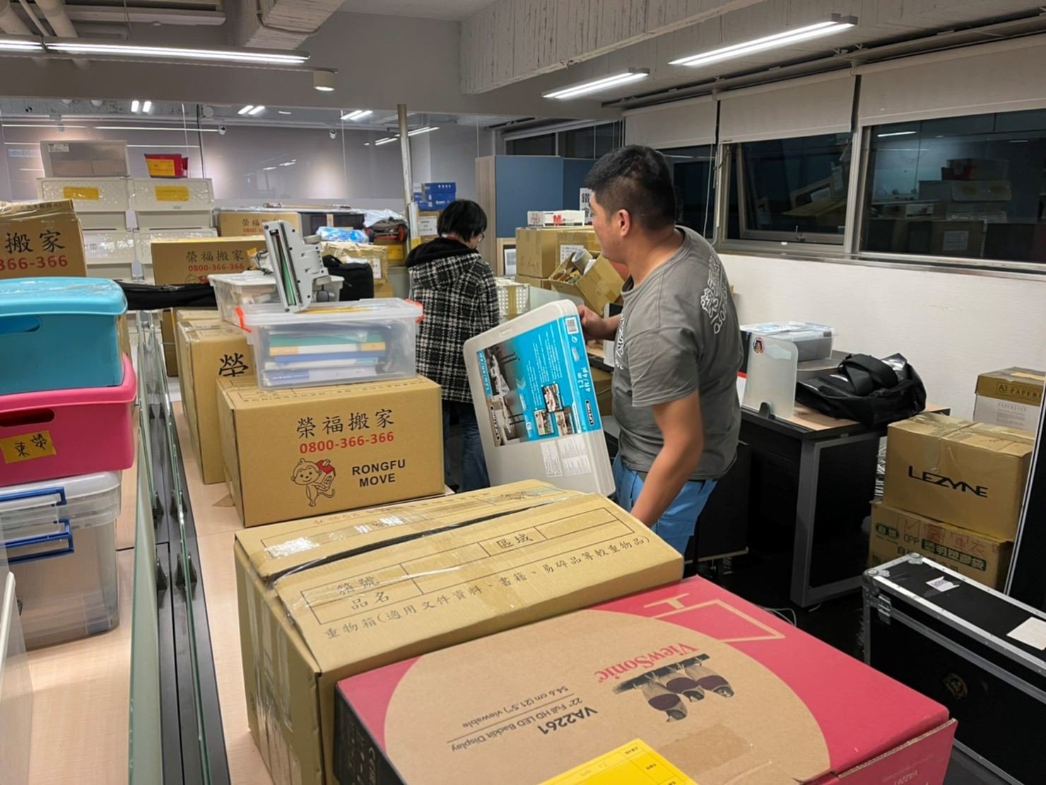搬家公司推薦、台北搬家推薦【榮福搬家公司】南港搬家、桃園搬家公司推薦、新北搬家公司推薦、企業搬運服務、搬公司行號、廠房遷移、屏風拆裝、公司行號搬遷、政府機關搬遷、百貨專櫃遷移、學校單位搬遷、雜貨店搬遷、精緻包裝、家庭搬家、搬鋼琴、搬工、搬家公司紙箱、黃色膠帶、搬家估價、基隆搬家、家具拆裝、搬家具,針對顧客都秉持以用心實在專業搬家技巧,搬家實在用心值得您的信賴與選擇。歡迎來電咨詢02-2651-2727,榮福搬家有專員立即為您服務。 搬家公司推薦、台北搬家推薦【榮福搬家公司】南港搬家、桃園搬家公司推薦、新北搬家公司推薦、企業搬運服務、搬公司行號、廠房遷移、屏風拆裝、公司行號搬遷、政府機關搬遷、百貨專櫃遷移、學校單位搬遷、雜貨店搬遷、精緻包裝、家庭搬家、搬鋼琴、搬工、搬家公司紙箱、黃色膠帶、搬家估價、基隆搬家、家具拆裝、搬家具,針對顧客都秉持以用心實在專業搬家技巧,搬家實在用心值得您的信賴與選擇。歡迎來電咨詢02-2651-2727,榮福搬家有專員立即為您服務。