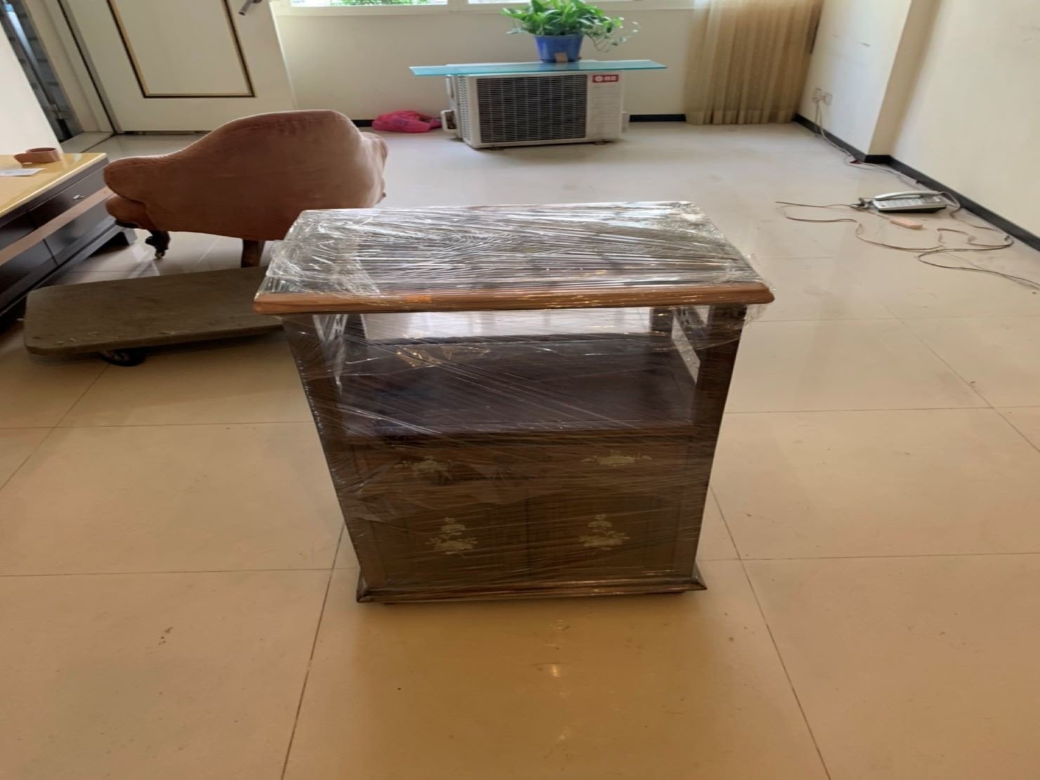 搬家公司【榮福搬家】值得您的信賴與選擇:玻璃木櫃:師傅們細心幫顧客反覆包裹膠膜,防碰撞及防水氣滲入。 搬家公司【榮福搬家】值得您的信賴與選擇:玻璃木櫃:師傅們細心幫顧客反覆包裹膠膜,防碰撞及防水氣滲入。