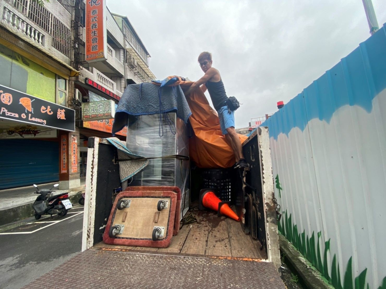 搬冰箱【榮福搬家公司】台北搬家、新北搬家、搬家首選、優質搬家，包裝搬運「細膩包裝、專業搬運、用心服務、以客為尊」值得您來選擇：安全包裹冰箱再三牢靠固定後再運送。