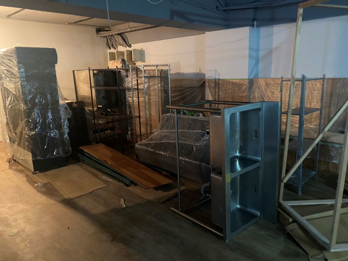 搬店面【店面搬遷】搬器具、口碑第一、台北搬家推薦:榮福搬家公司搬店面,針對各行各業店面搬運,我們將以最高品質的搬運方式、細膩包袱器具及搬店面所需的專業資歷,為業主們服務針對營業用冰箱、廚具設備、精密儀器等都竭盡所能。 搬店面【店面搬遷】搬器具、口碑第一、台北搬家推薦:榮福搬家公司搬店面,針對各行各業店面搬運,我們將以最高品質的搬運方式、細膩包袱器具及搬店面所需的專業資歷,為業主們服務針對營業用冰箱、廚具設備、精密儀器等都竭盡所能。