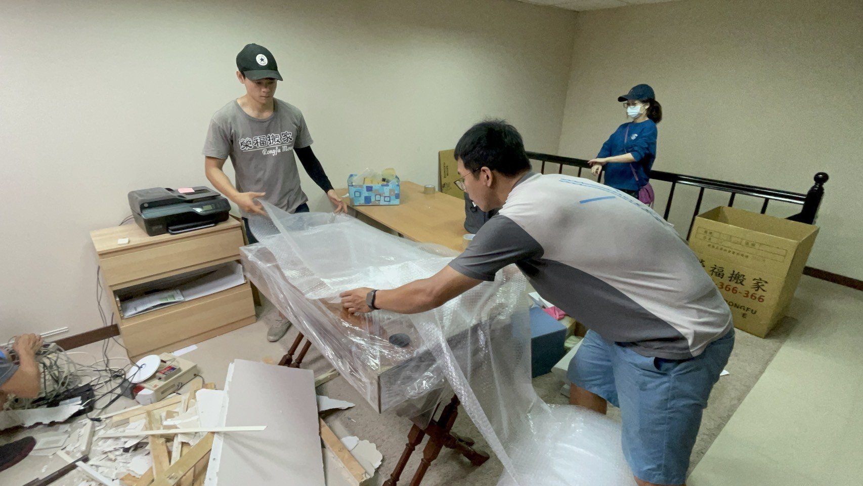 專搬重物、搬家公司推薦、新北搬家公司推薦【榮福搬家公司】基隆搬家、南港搬家、桃園搬家公司推薦、家庭搬家、精緻搬家、精緻包裝、打包裝箱、跨縣市搬家、搬工計時、人工搬運、床墊搬運、冰箱搬運、搬家具、搬家首選、吊掛搬運、吊家具搬運、搬家紙箱、氣泡捲、膠膜、黃色透明膠帶、大型家具搬運、搬木製家具、搬大理石桌、台北搬家公司推薦:大台北搬家,精緻包裝搬運「細膩包裝、專業搬運、用心服務、以客為尊」是榮福搬家公司的宗旨與精神。歡迎立即來電02-2651-2727專人服務。 專搬重物、搬家公司推薦、新北搬家公司推薦【榮福搬家公司】基隆搬家、南港搬家、桃園搬家公司推薦、家庭搬家、精緻搬家、精緻包裝、打包裝箱、跨縣市搬家、搬工計時、人工搬運、床墊搬運、冰箱搬運、搬家具、搬家首選、吊掛搬運、吊家具搬運、搬家紙箱、氣泡捲、膠膜、黃色透明膠帶、大型家具搬運、搬木製家具、搬大理石桌、台北搬家公司推薦:大台北搬家,精緻包裝搬運「細膩包裝、專業搬運、用心服務、以客為尊」是榮福搬家公司的宗旨與精神。歡迎立即來電02-2651-2727專人服務。