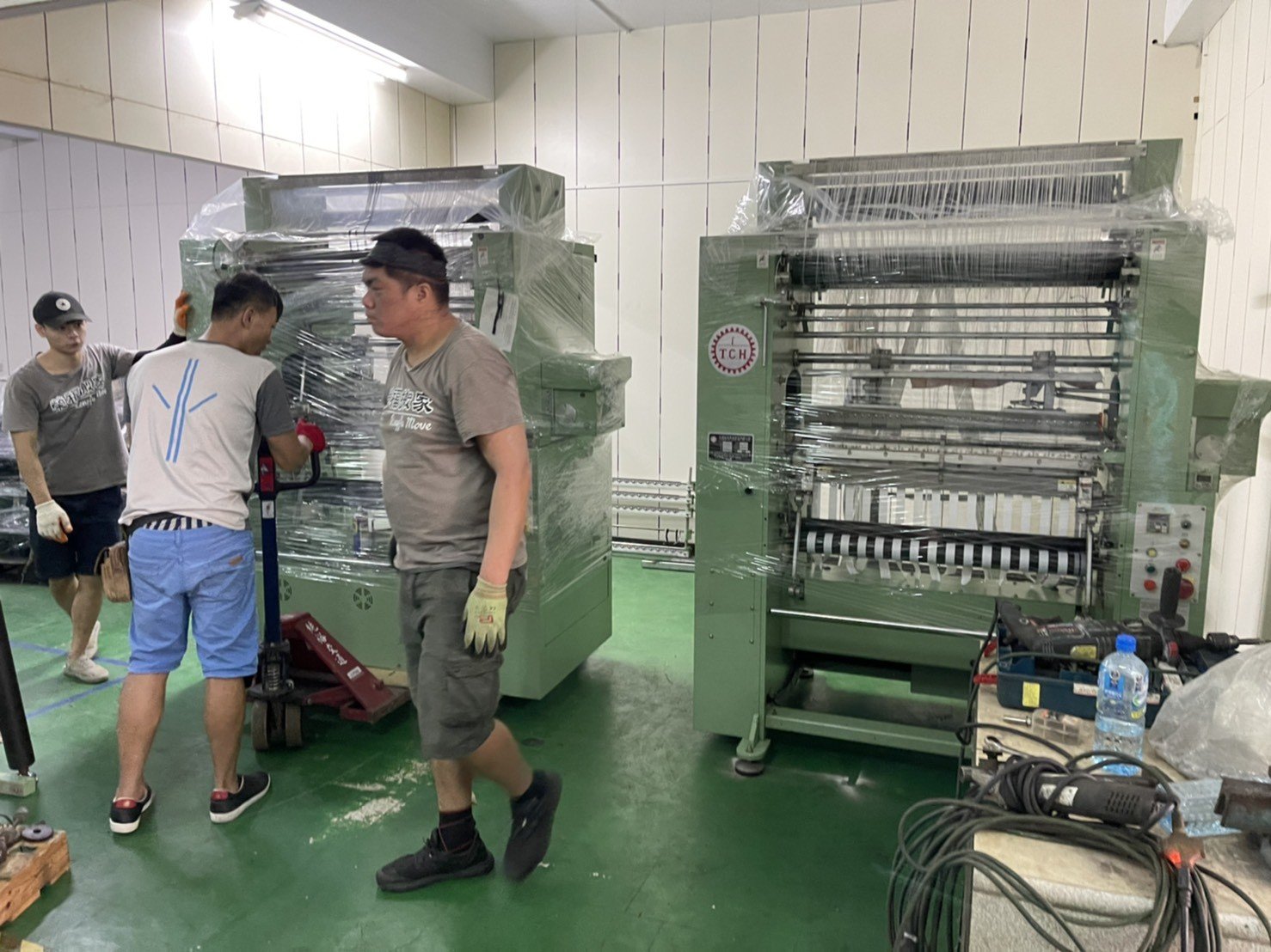 廠房遷移、搬製帶機器、搬重物【榮福搬家公司】大型織帶機搬運、公司行號搬遷、石墩搬運、搬石椅、搬石頭桌、搬洗衣機、搬披薩窯、精搬金庫、搬保險櫃、精搬魚缸、精搬鋼琴、搬醫療床、大型健身器材搬運、大型廚具設備搬運、各式各樣機台搬運、跨縣市搬家、搬工計時、人力搬運、搬運、搬床墊、營業用冰箱搬運、大型家具運送、重物搬運首選、吊掛搬運、吊家具搬運、特殊重物搬運、專搬重物、重物搬運器、手動油壓拖板車、新北搬家推薦、搬家公司、基隆搬家、南港搬家、桃園搬家公司、台北搬家公司推薦:大台北搬家,精緻包裝搬運「細膩包裝、專業搬運、用心服務、以客為尊」是榮福搬家公司的宗旨與精神。歡迎立即來電02-2651-2727專人服務。 廠房遷移、搬製帶機器、搬重物【榮福搬家公司】大型織帶機搬運、公司行號搬遷、石墩搬運、搬石椅、搬石頭桌、搬洗衣機、搬披薩窯、精搬金庫、搬保險櫃、精搬魚缸、精搬鋼琴、搬醫療床、大型健身器材搬運、大型廚具設備搬運、各式各樣機台搬運、跨縣市搬家、搬工計時、人力搬運、搬運、搬床墊、營業用冰箱搬運、大型家具運送、重物搬運首選、吊掛搬運、吊家具搬運、特殊重物搬運、專搬重物、重物搬運器、手動油壓拖板車、新北搬家推薦、搬家公司、基隆搬家、南港搬家、桃園搬家公司、台北搬家公司推薦:大台北搬家,精緻包裝搬運「細膩包裝、專業搬運、用心服務、以客為尊」是榮福搬家公司的宗旨與精神。歡迎立即來電02-2651-2727專人服務。