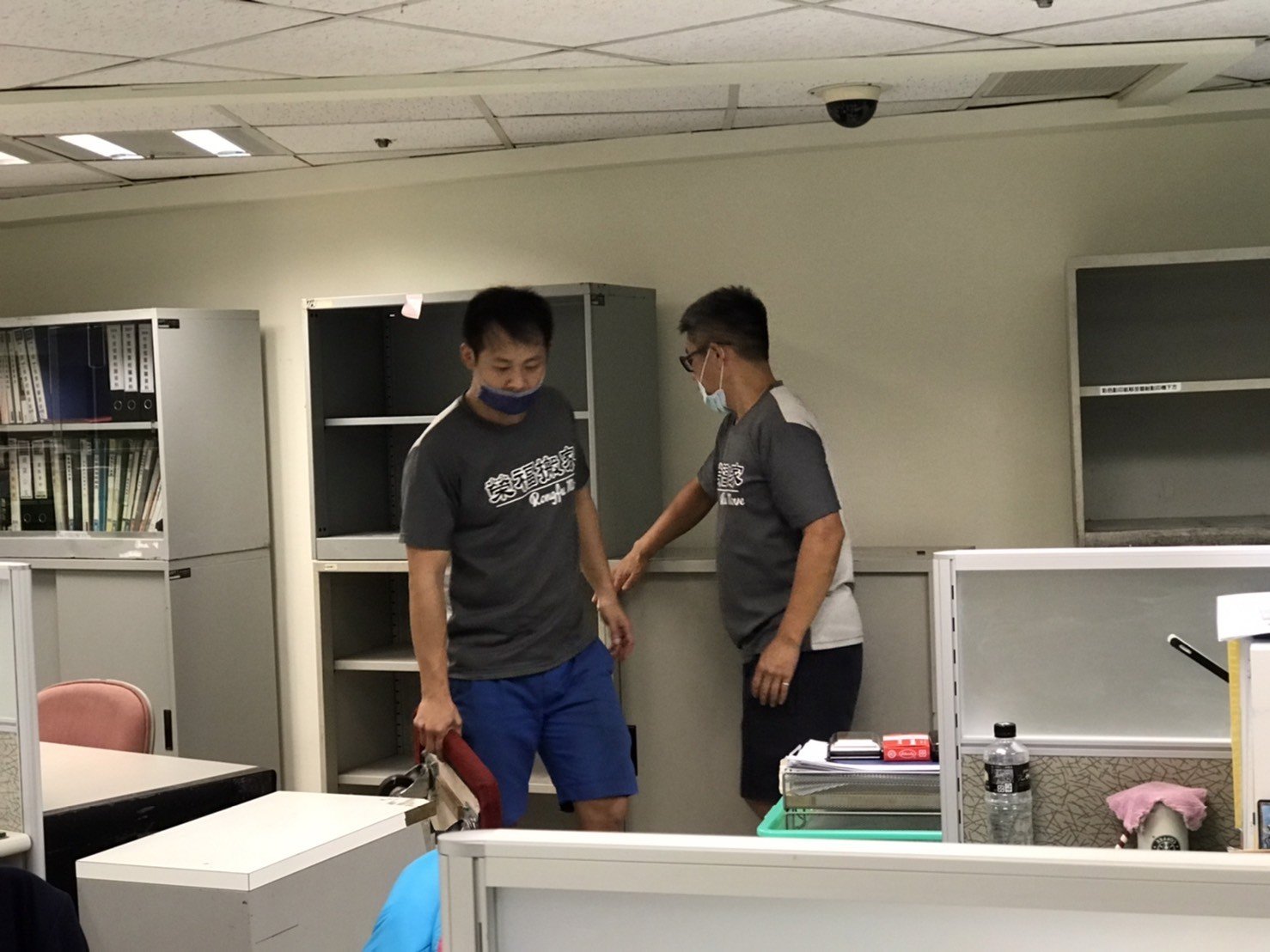 搬家公司推薦、台北辦公室搬遷推薦【榮福搬家公司】 南港辦公室搬遷、桃園辦公室搬遷、新北辦公室搬遷、基隆辦公室搬遷、辦公室同棟不同樓搬工、桃園同棟不同樓搬工、新北同棟不同樓搬工、內湖同棟不同樓搬工、台北同棟不同區塊工搬、新北同棟不同區塊工搬、內湖同棟不同區塊工搬、桃園同棟不同區塊工搬、保險箱、金庫搬運、搬活動櫃、搬公文櫃、搬保密櫃、搬辦公桌、旋轉椅、辦公椅、搬資料櫃、辦公室遷移、搬會客桌、碎紙機、印表機、搬玻璃櫥櫃、會議桌搬運、OA屏風拆裝搬遷、事務機搬運、搬電腦設備、公司行號搬遷、政府機關搬遷、學校單位搬遷、精緻包裝、搬家紙箱、搬鐵櫃、搬保密文件、保密文件銷毀、搬工計時、搬工服務、人力搬運,針對顧客都秉持以用心實在專業搬家技巧,搬家實在用心值得您的信賴與選擇。歡迎來電咨詢02-2651-2727,榮福搬家有專員立即為您服務。 搬家公司推薦、台北辦公室搬遷推薦【榮福搬家公司】 南港辦公室搬遷、桃園辦公室搬遷、新北辦公室搬遷、基隆辦公室搬遷、辦公室同棟不同樓搬工、桃園同棟不同樓搬工、新北同棟不同樓搬工、內湖同棟不同樓搬工、台北同棟不同區塊工搬、新北同棟不同區塊工搬、內湖同棟不同區塊工搬、桃園同棟不同區塊工搬、保險箱、金庫搬運、搬活動櫃、搬公文櫃、搬保密櫃、搬辦公桌、旋轉椅、辦公椅、搬資料櫃、辦公室遷移、搬會客桌、碎紙機、印表機、搬玻璃櫥櫃、會議桌搬運、OA屏風拆裝搬遷、事務機搬運、搬電腦設備、公司行號搬遷、政府機關搬遷、學校單位搬遷、精緻包裝、搬家紙箱、搬鐵櫃、搬保密文件、保密文件銷毀、搬工計時、搬工服務、人力搬運,針對顧客都秉持以用心實在專業搬家技巧,搬家實在用心值得您的信賴與選擇。歡迎來電咨詢02-2651-2727,榮福搬家有專員立即為您服務。